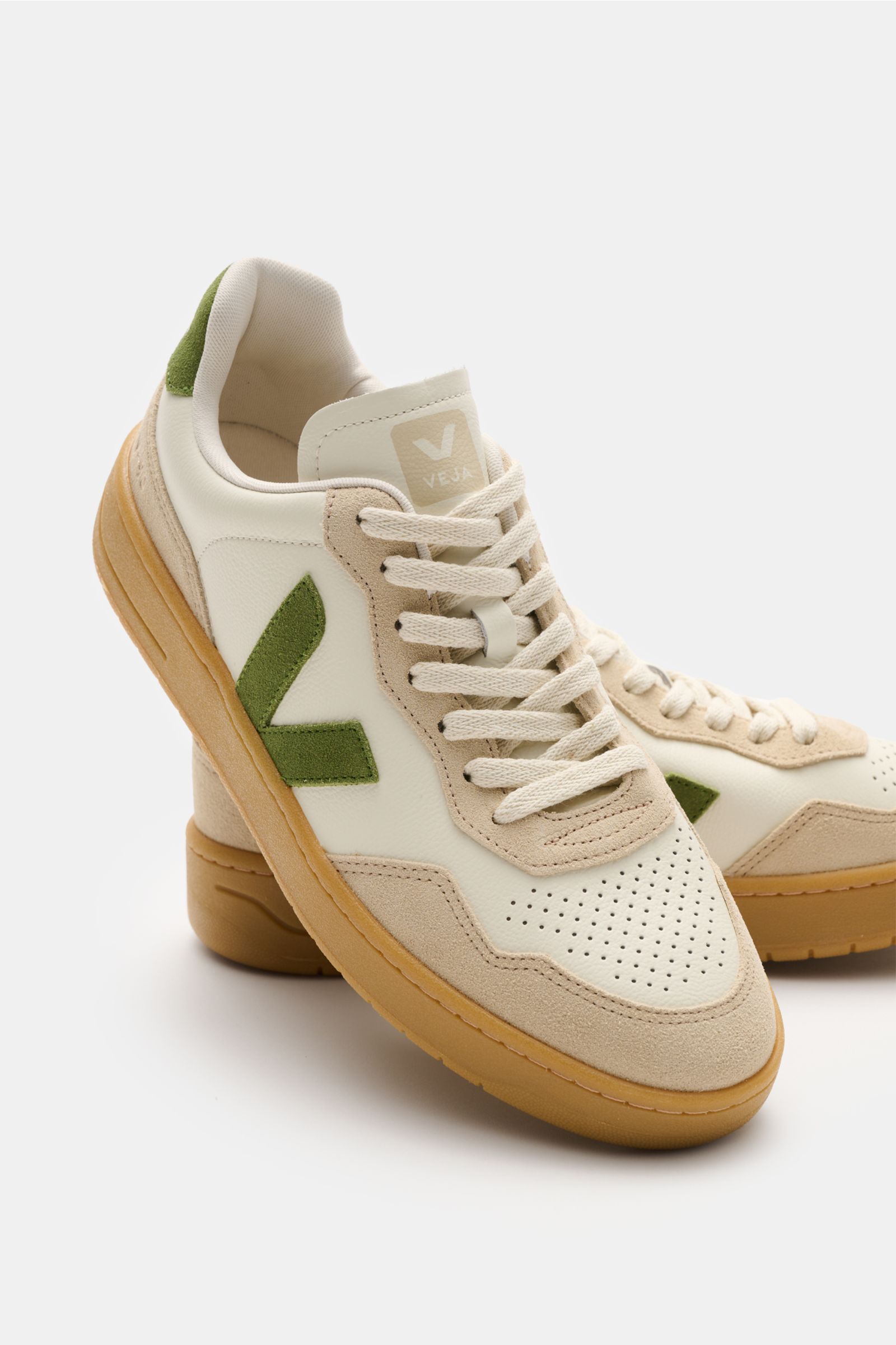 Veja Sneaker 'V-90 O.T. Leather' offwhite/beige/salbei, Frontansicht rechts, nachhaltiges Leder, Perforationen, grüne V-Details, recycelte Kautschuksohle.