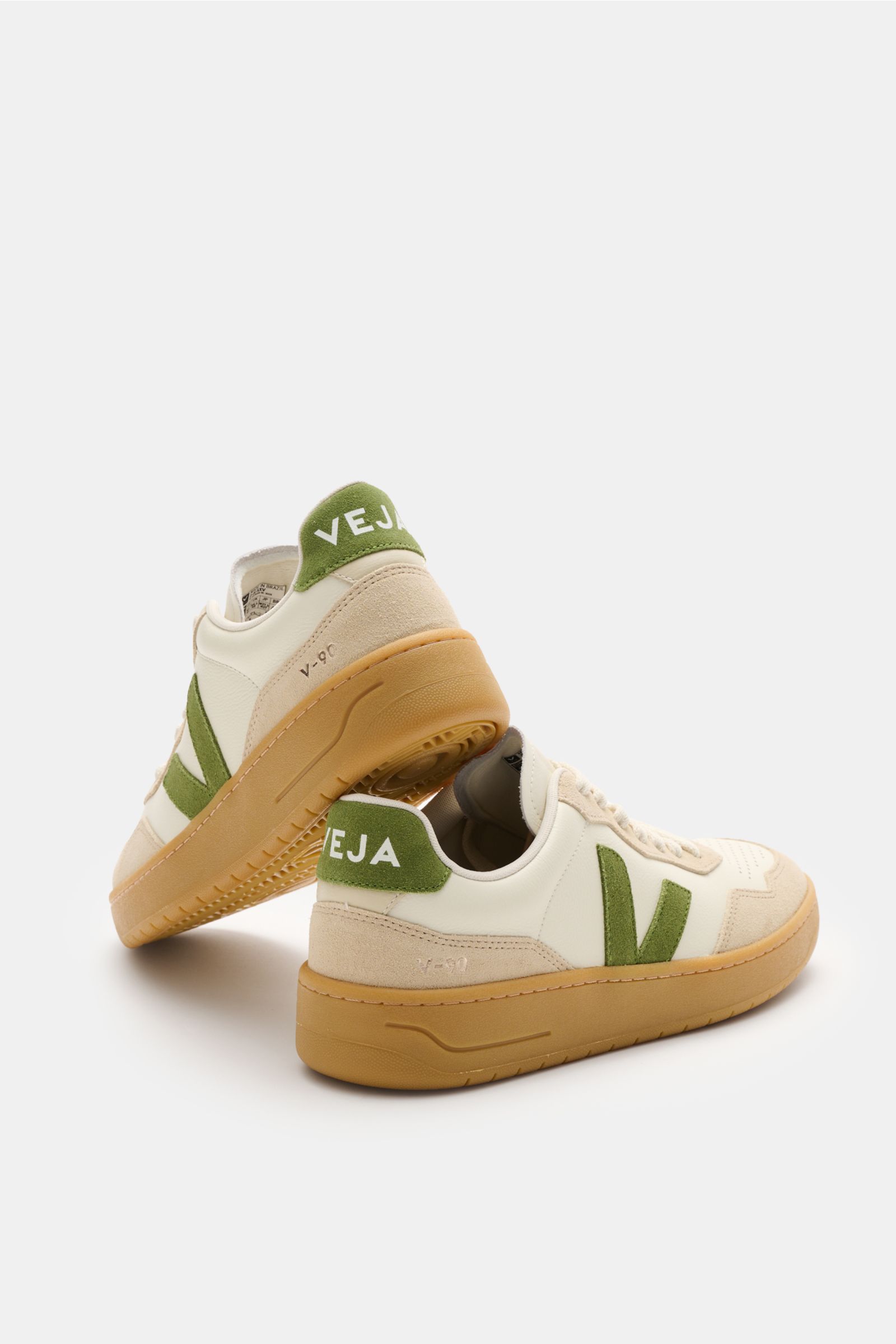 Veja Sneaker 'V-90 O.T. Leather' offwhite/beige/salbei, von hinten schräg fotografiert, nachhaltiges Leder, grünes V-Overlay, recycelte Kautschuksohle.