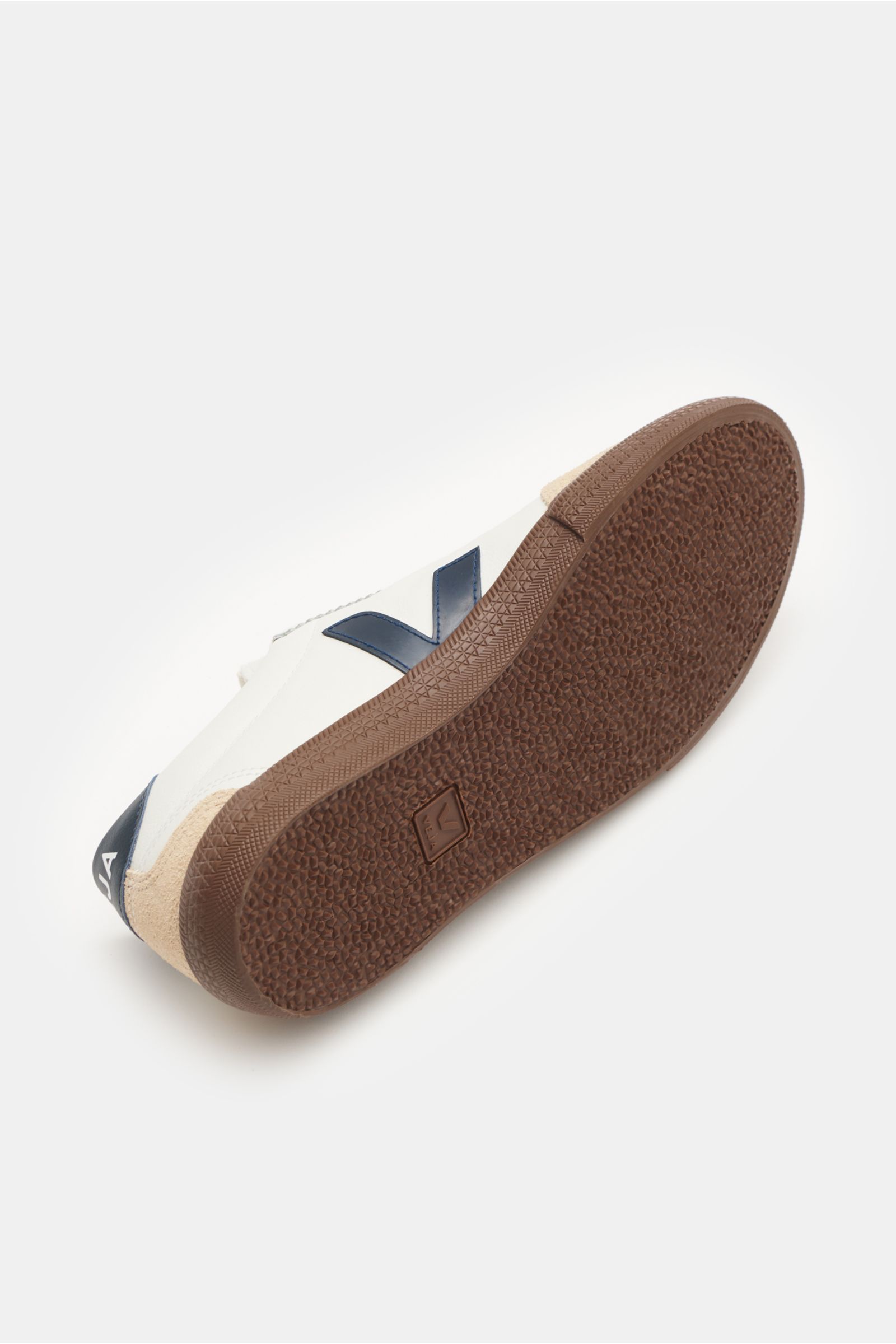 Bottom view of the Veja Sneaker 'Volley O.T. Leather' weiß/navy/beige showing its flexible brown rubber sole made from recycled materials, with finely grained organic traced leather upper, smooth and suede leather overlays, round toe cap, six-eyelet lacin