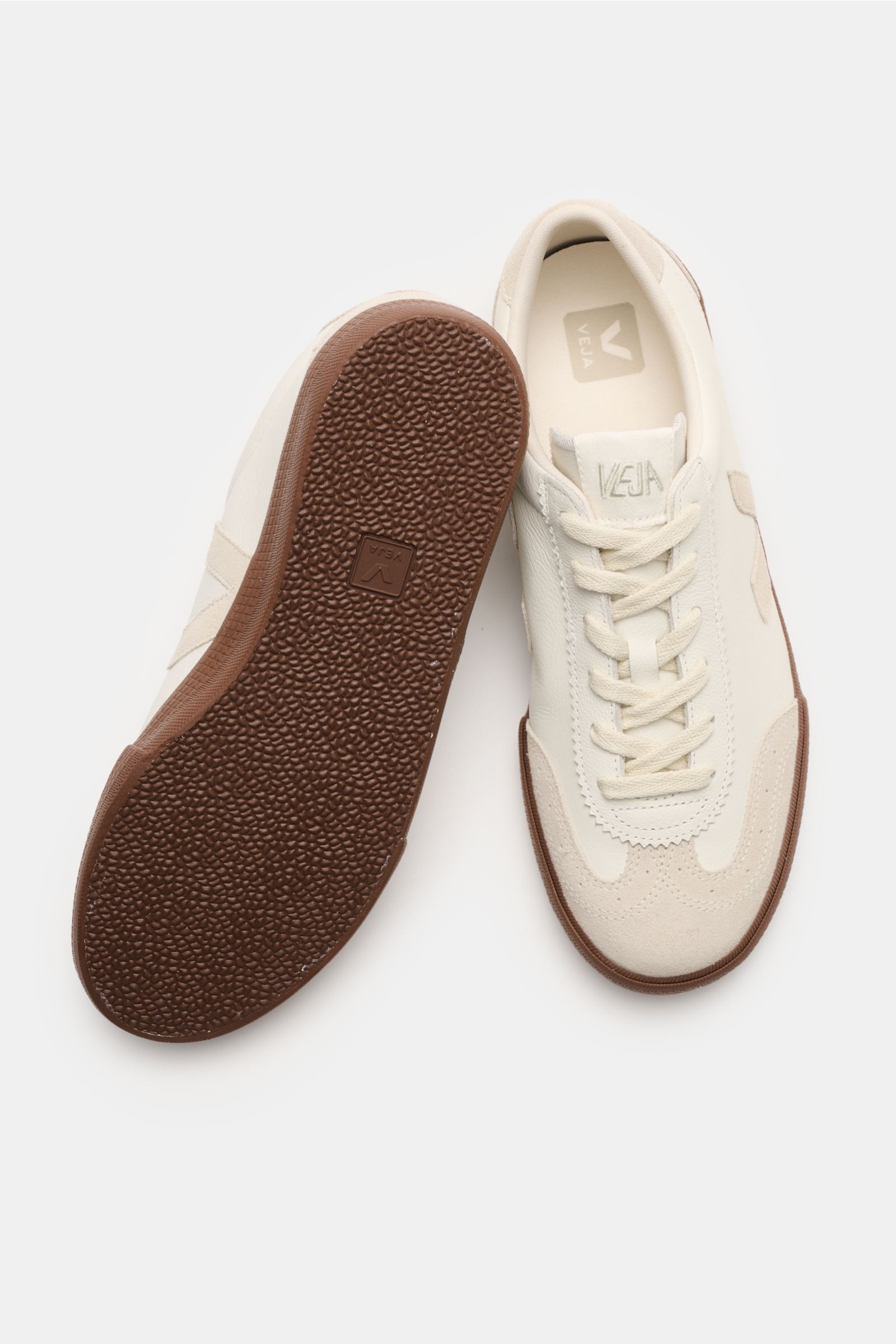 Veja Sneaker 'Volley O.T. Leather' weiß/sand in Draufsicht mit brauner Gummisohle, fein genarbtem Leder, Velours-Overlays, 6-Loch-Schnürung.