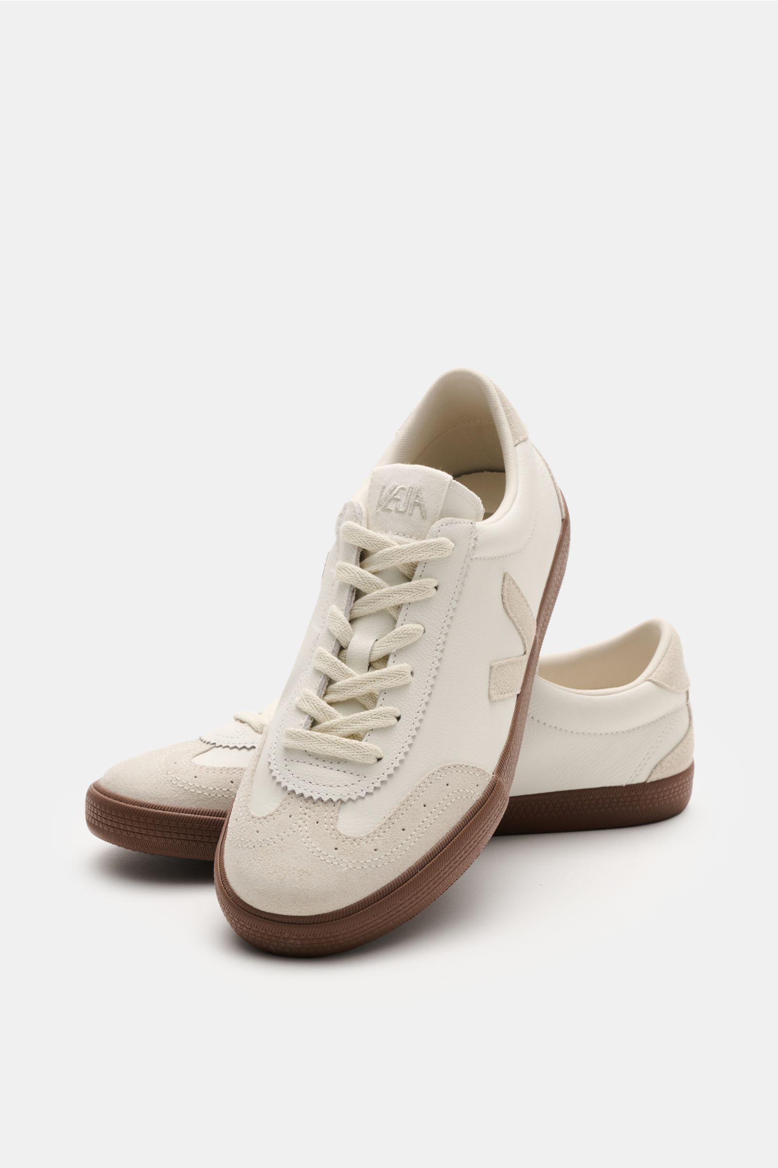 Veja Sneaker 'Volley O.T. Leather' weiß/sand, frontal schräg fotografiert, aus Organic Traced Leder, Veloursleder-Overlays, braune Gummisohle.