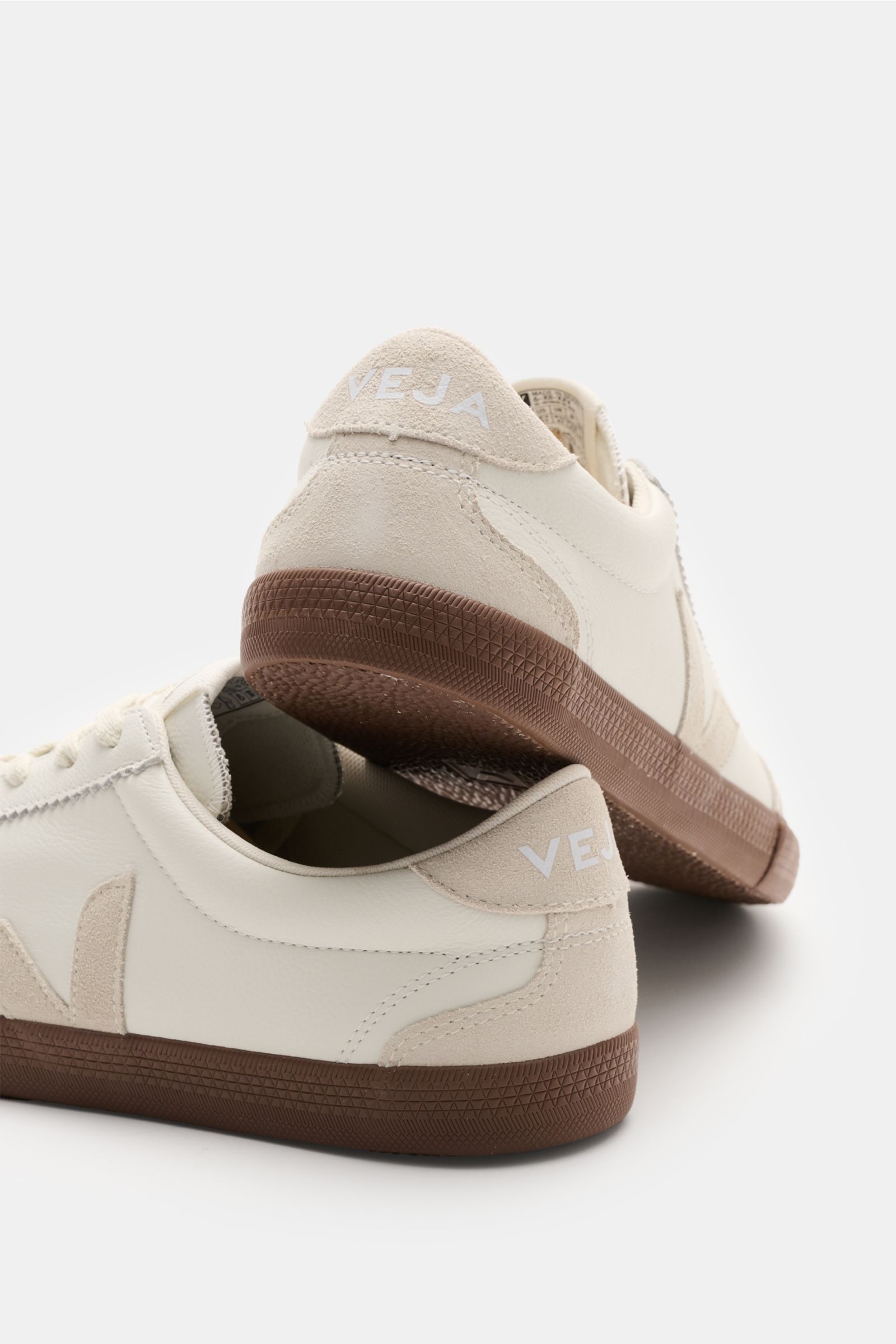 Veja Sneaker 'Volley O.T. Leather' weiß/sand, seitlich hinten fotografiert, aus fein genarbtem Organic Traced Leder mit Recycling-Gummisohle.