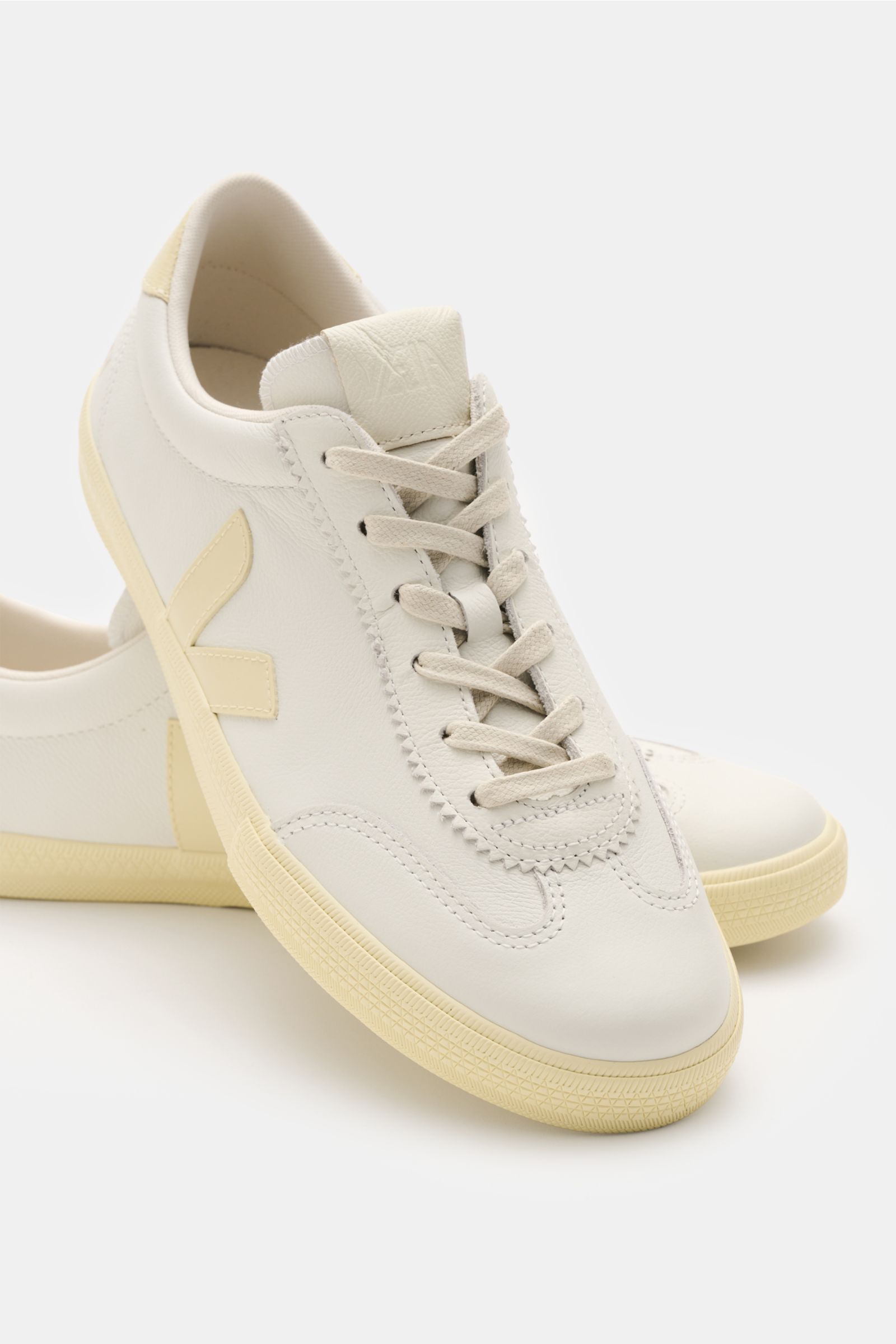 Veja Sneaker 'Volley O.T. Leather' weiß/creme, seitliche Nahaufnahme, O.T. Leder, Glattleder-Overlays, runde Kappe, Gummisohle, sechs Loch Schnürung.