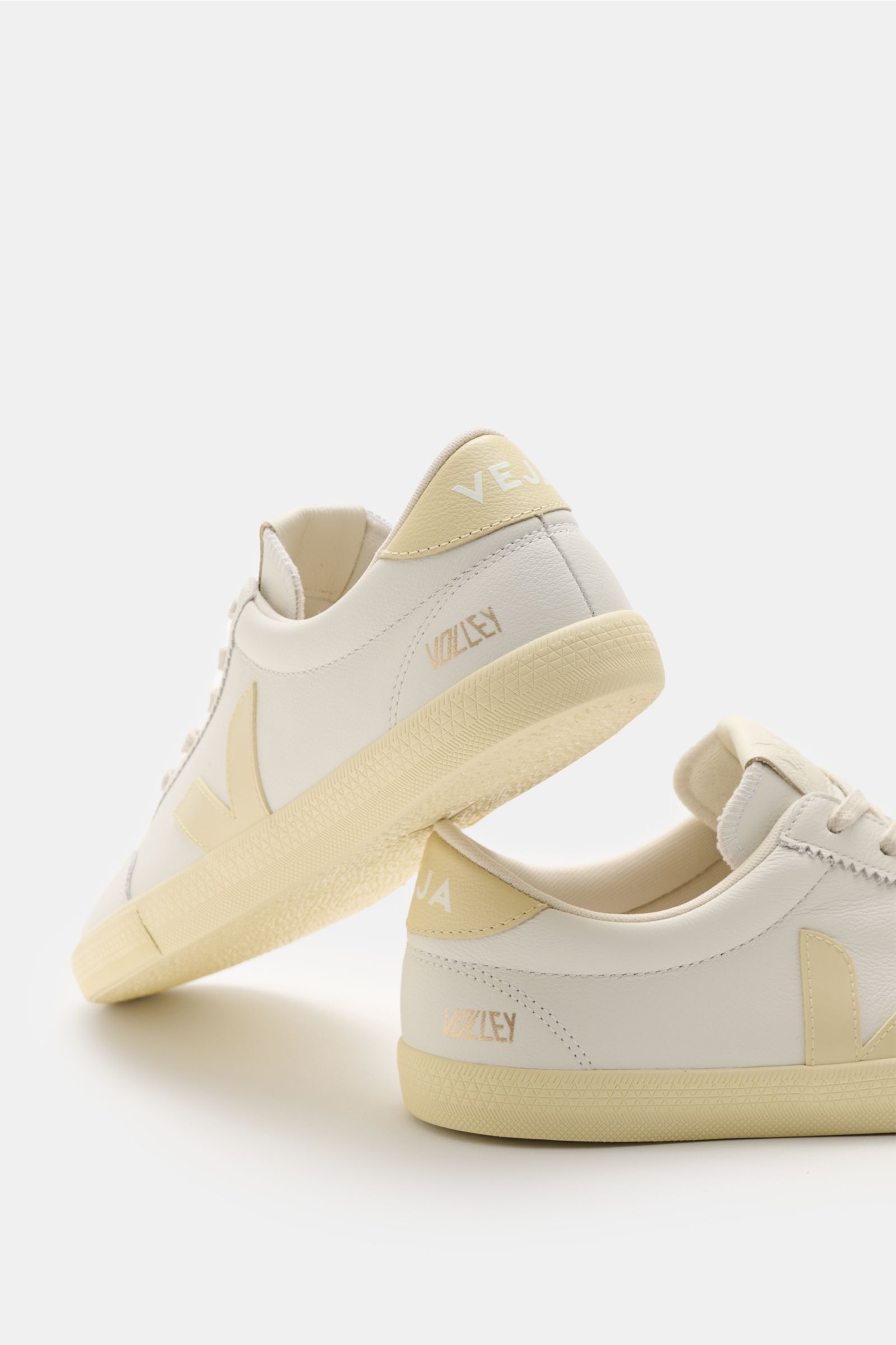 Veja Sneaker 'Volley O.T. Leather' weiß/creme, seitlich und von hinten fotografiert, aus organic Leder mit V-Overlay, gepolstertem Schaftrand und Gummisohle