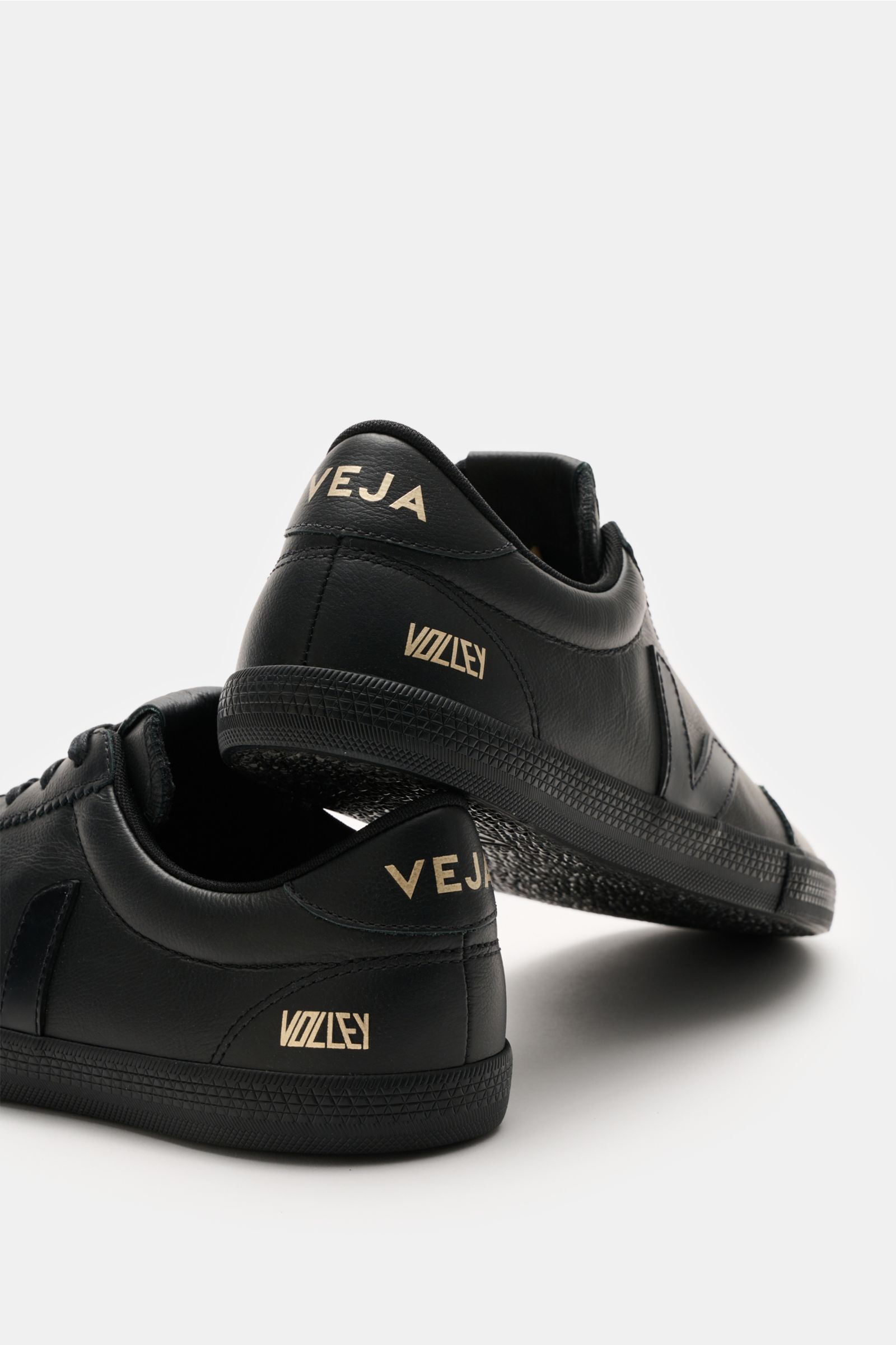 Veja Sneaker 'Volley O.T. Leather' schwarz, Rückansicht, aus fein genarbtem Organic Traced Leder mit typischem V-Overlay, gepolstertem Schaftrand und flexibler Gummisohle.