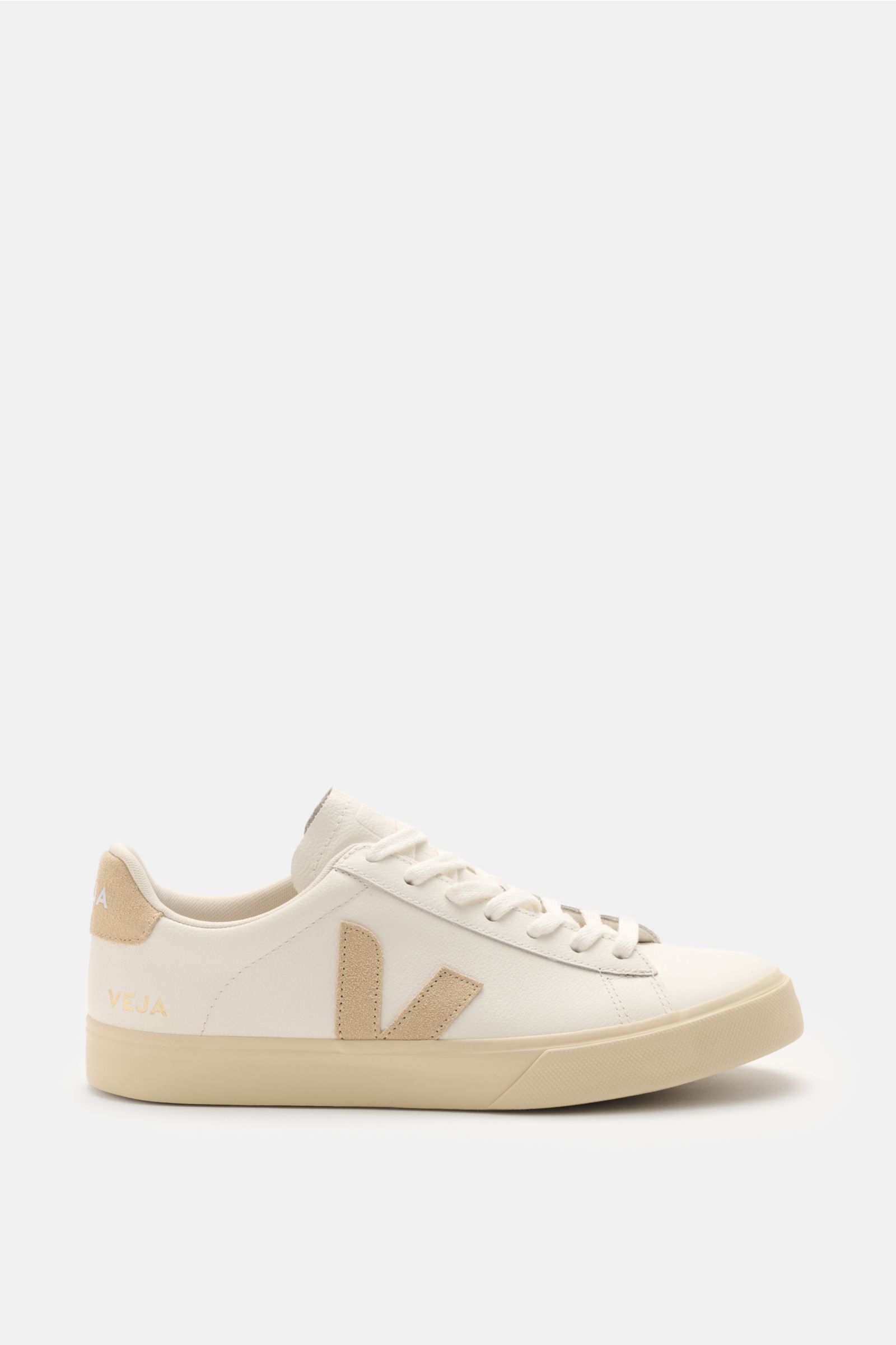 Veja Sneaker 'Campo' weiß/beige seitlich fotografiert, genarbtes chromfrei gegerbtes Rindsleder, Veloursleder-Overlays, runde Spitze, sieben-Loch-Schnürung, gepolsterter Schaftrand, goldene VEJA-Prägung, Textilfutter, flexible Gummisohle.