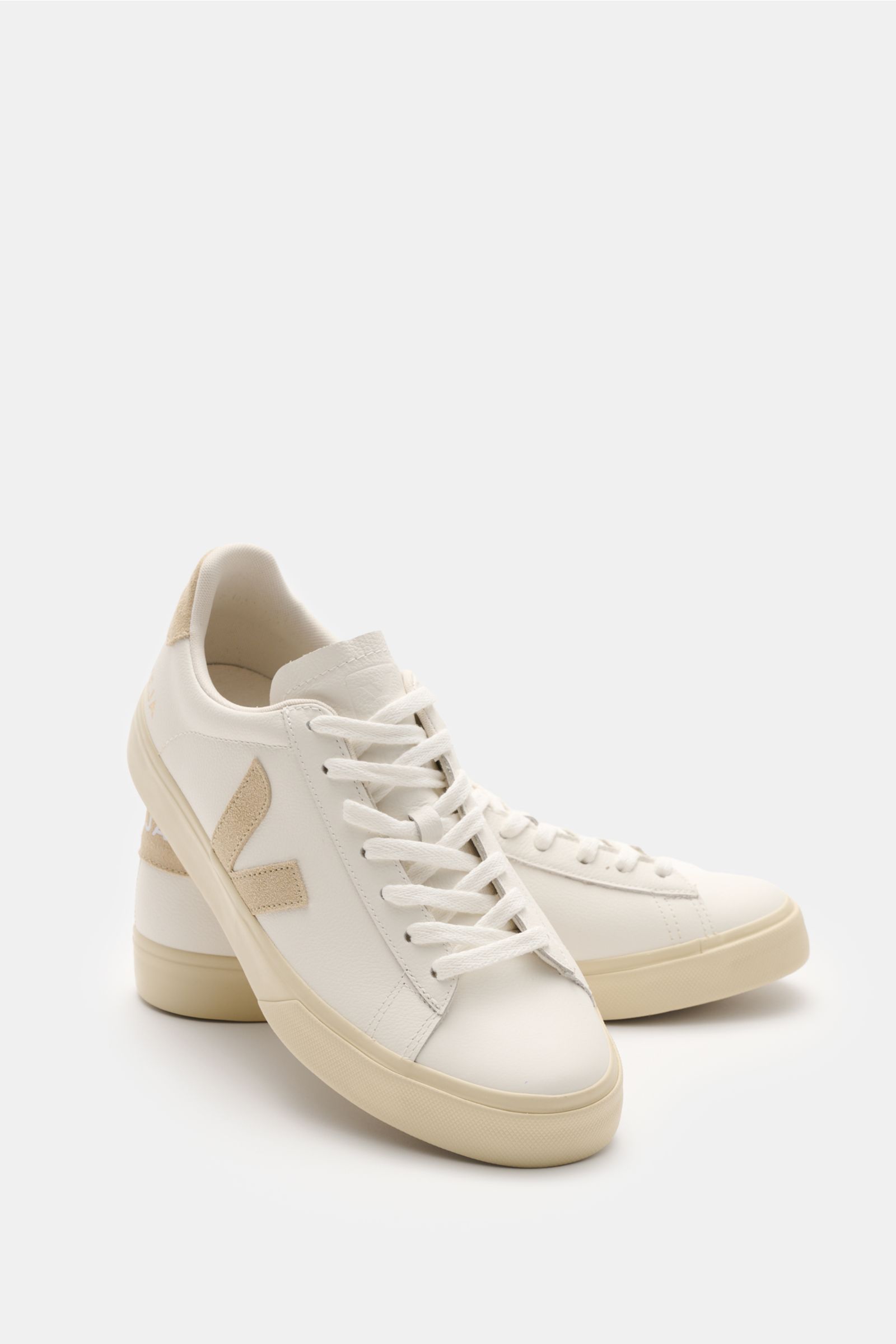 Veja Sneaker 'Campo' weiß/beige aus chromfrei gegerbtem Rindsleder, seitlich mit V-Overlay, runde Spitze, 7-Loch-Schnürung, gepolsterter Schaftrand, flexible Gummisohle, Vorderansicht leicht seitlich.