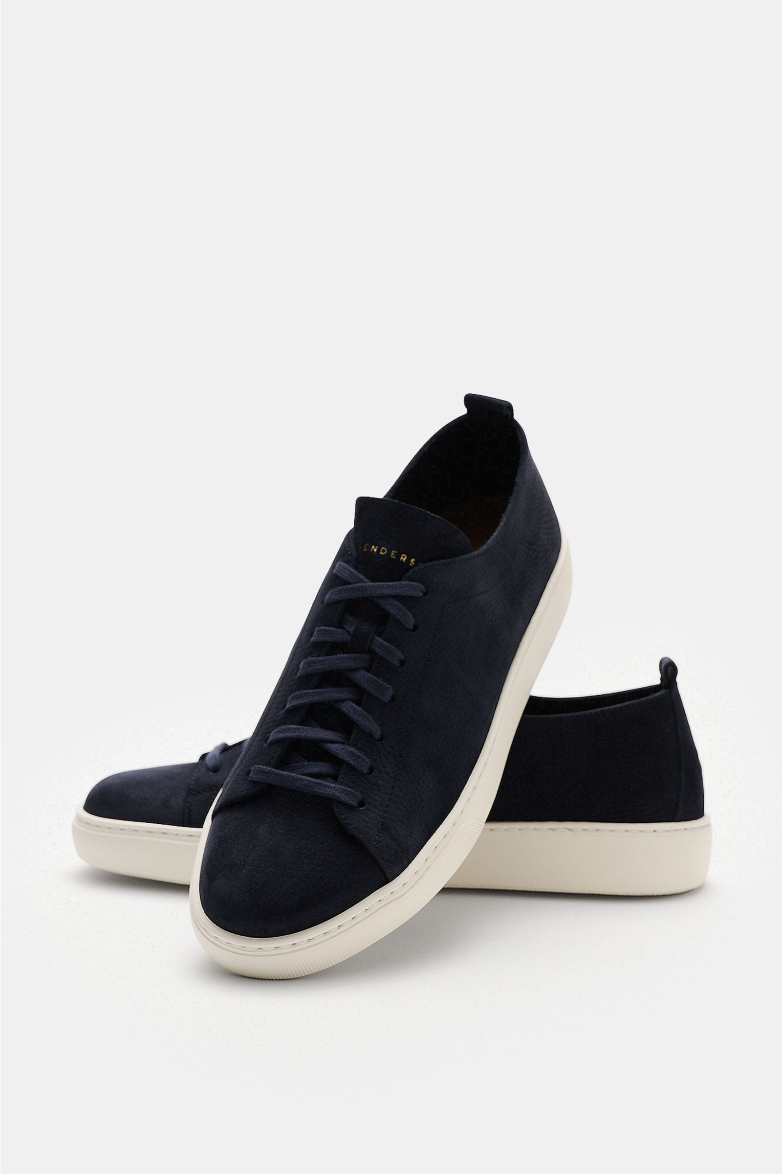 Front and side view of Henderson Sneaker 'Thomas' navy with soft brushed leather, round toe, seven-eyelet lacing, leather lining, logo embossing, pull tabs, and light rubber sole. Ultra leichte handwerkliche Perfektion: Der Sneaker 'Thomas' von HENDERSON 