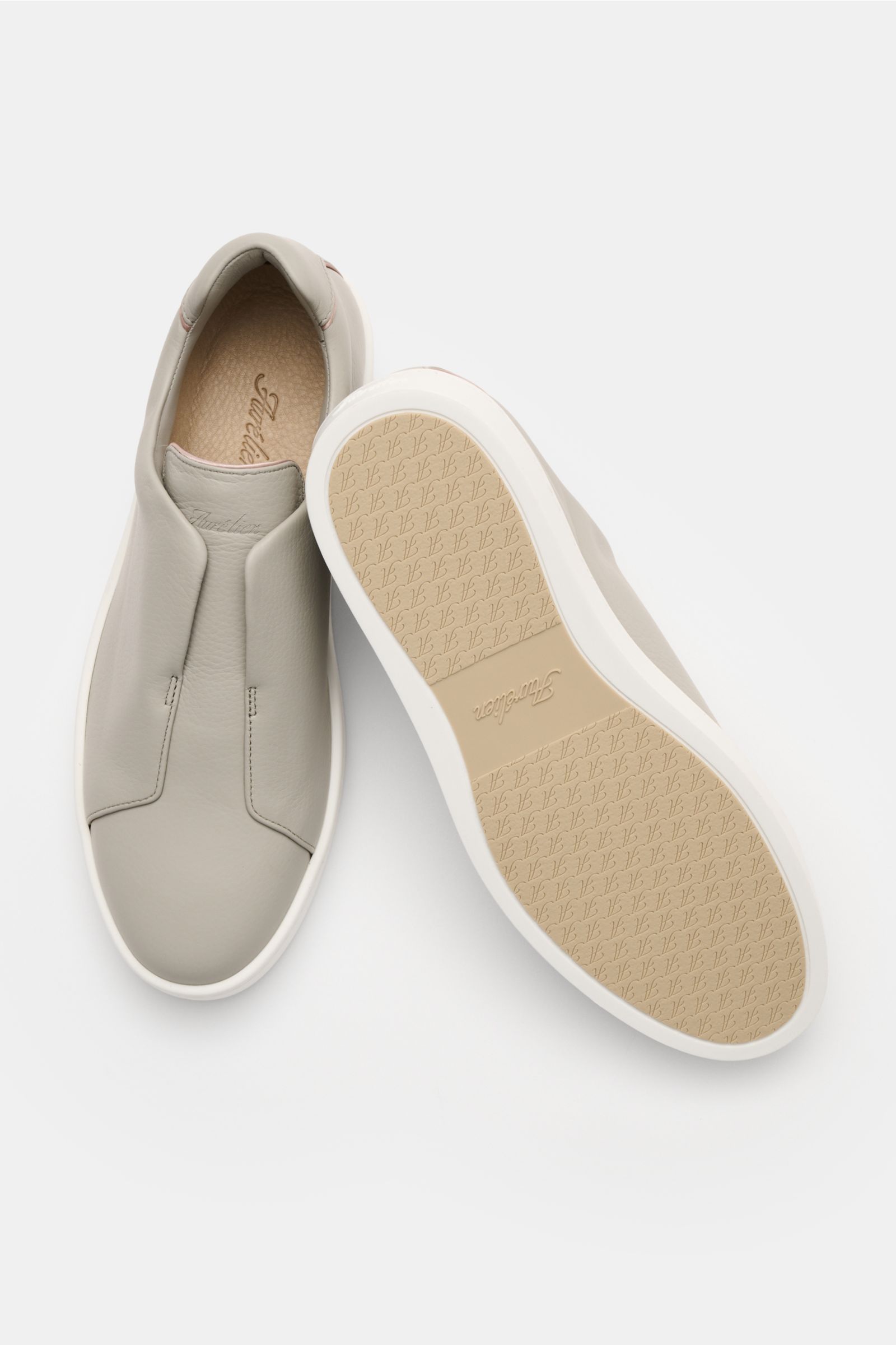 Aurélien Slip-on-Sneaker grau aus fein genarbtem Leder, schlanke schnürsenkellose Silhouette, flexible Gummisohle, Ansicht von oben.