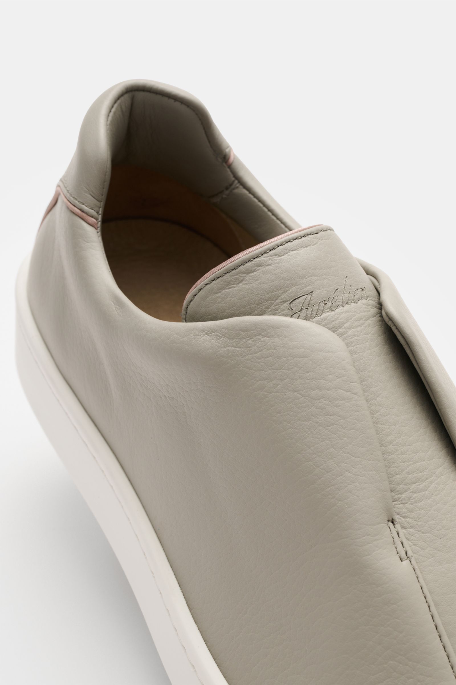 Aurélien Slip-on-Sneaker grau in Nahaufnahme von oben, fein genarbtes Leder, schnürsenkellose Silhouette, elastische Bänder, gepolsterter Schaftrand, flexible Gummisohle.