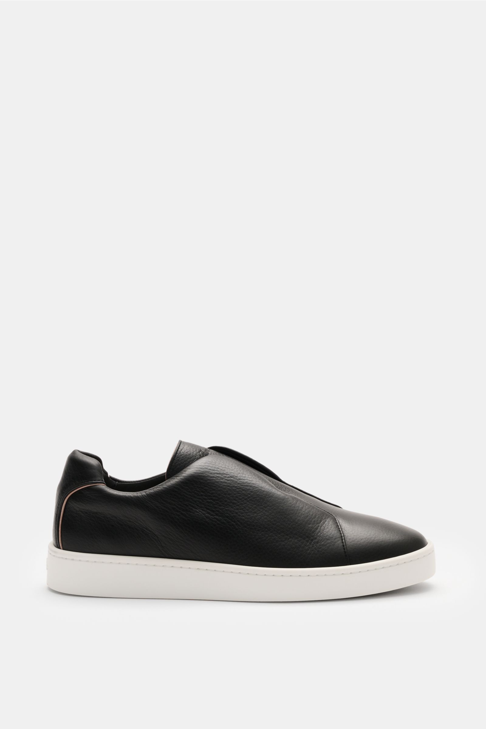 Seitenansicht des Aurélien Slip-on-Sneaker schwarz aus fein genarbtem Leder mit runder Vorderkappe, elastischen Bändern, hohem Schaftrand und weißer Gummisohle.