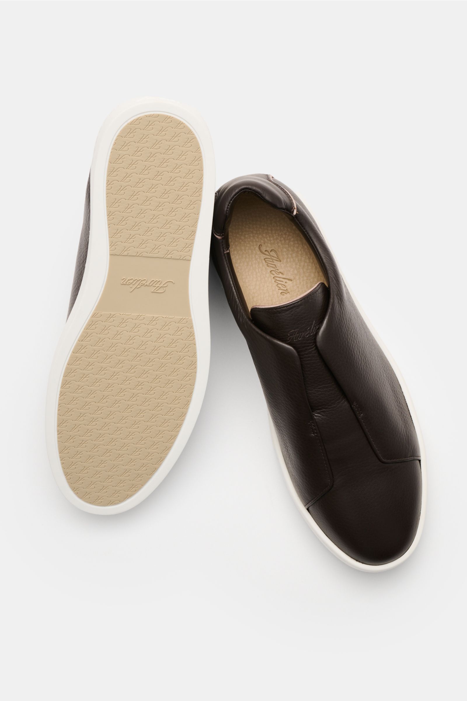 Aurélien Slip-on-Sneaker dunkelbraun aus fein genarbtem Leder, runder Vorderkappe, elastischen Bändern, gepolstertem Schaftrand, Lederfutter und flexibler Gummisohle, von oben fotografiert.