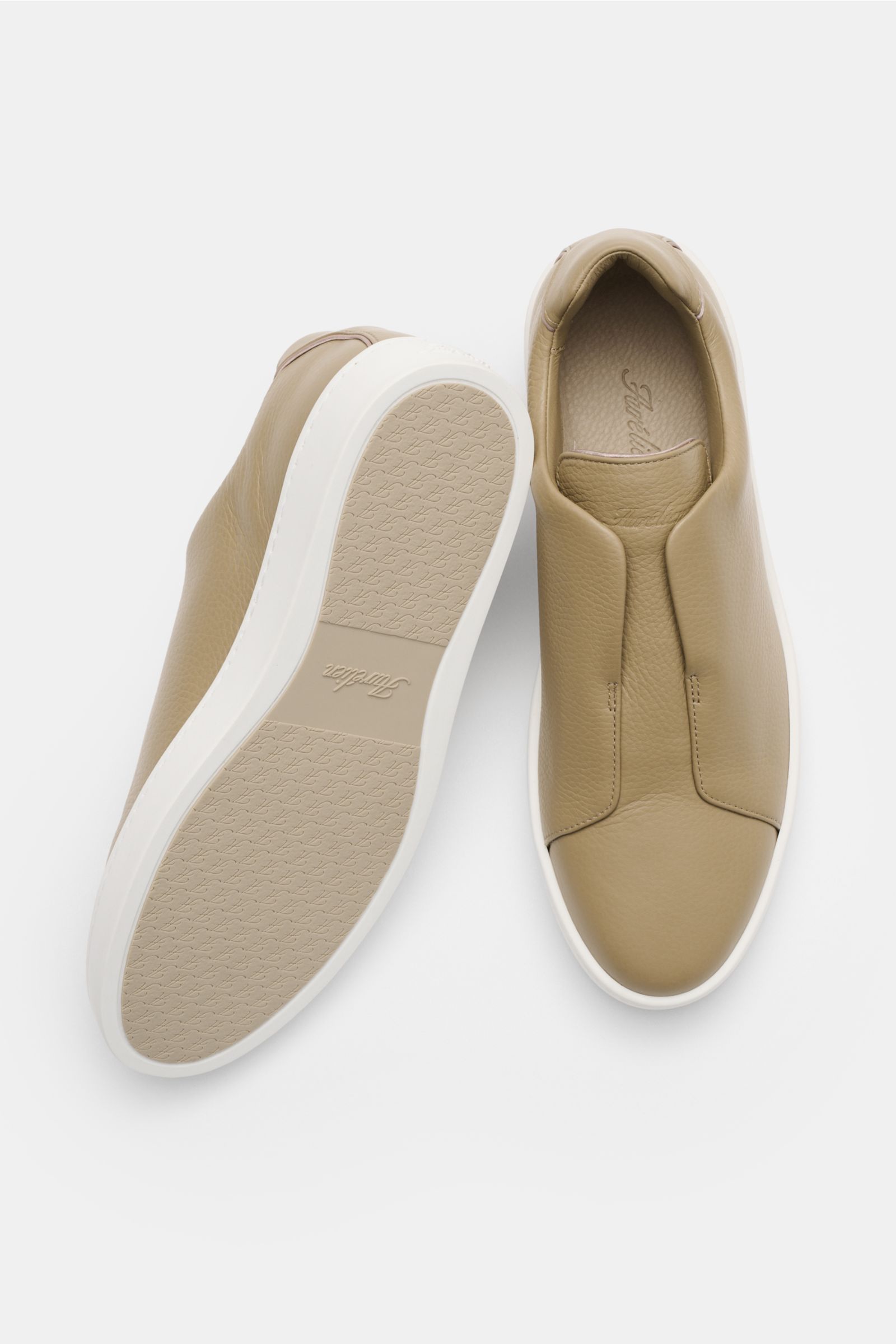 Aurélien Slip-on-Sneaker hellbraun aus fein genarbtem Leder, runder Vorderkappe, elastischen Bändern, gepolstertem Schaftrand, Lederfutter, flexible Gummisohle, von oben fotografiert.