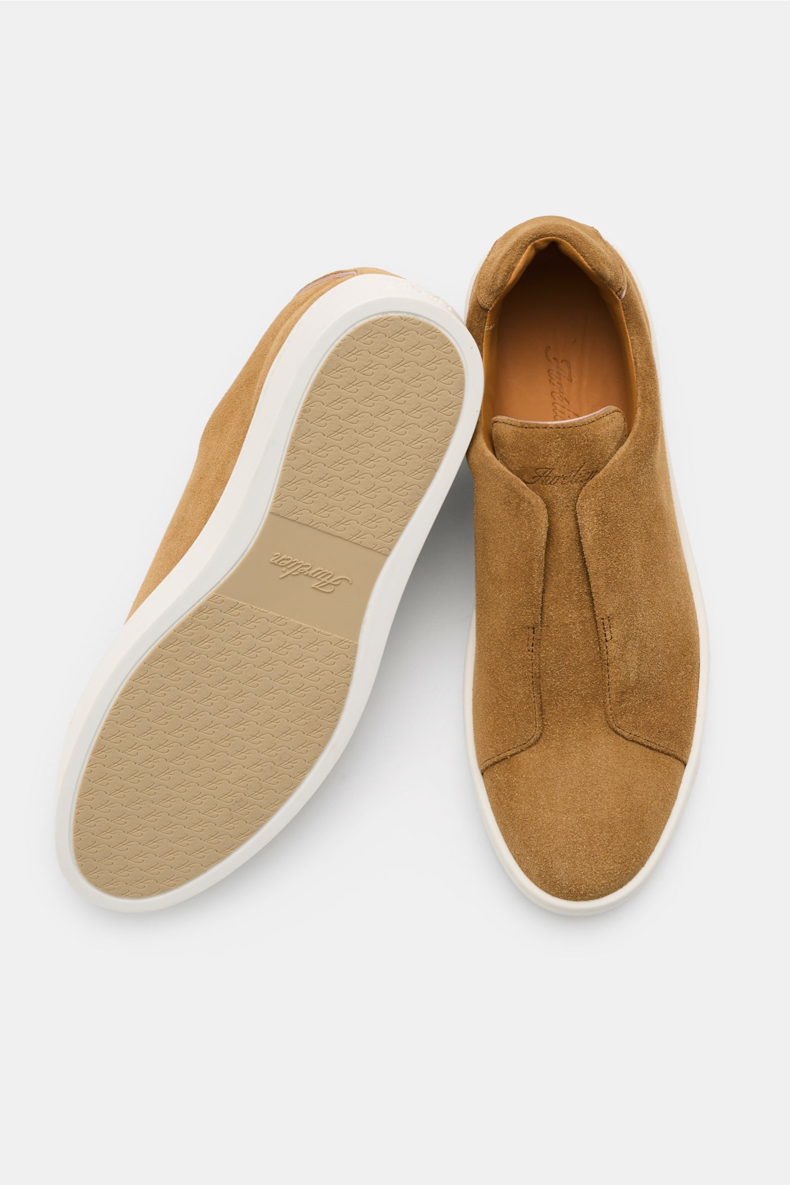 Aurélien Slip-on-Sneaker camel aus softem Veloursleder, flexibler Gummisohle, runder Vorderkappe, gepolstertem Schaftrand, dezentem Logo, von oben und unten fotografiert.