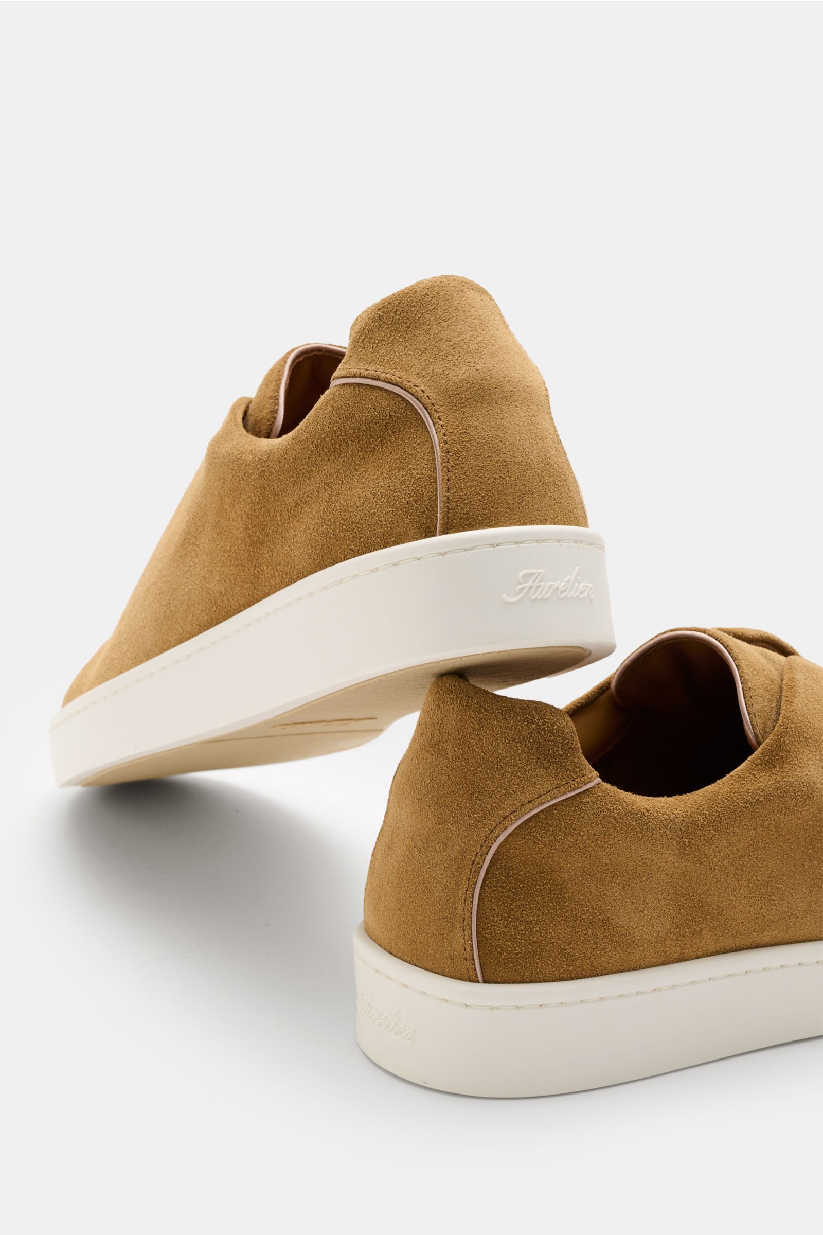 Aurélien Slip-on-Sneaker camel aus softem Veloursleder, runde Vorderkappe, elastische Bänder, gepolsterter Schaftrand, flexible Gummisohle, seitliche Ansicht.
