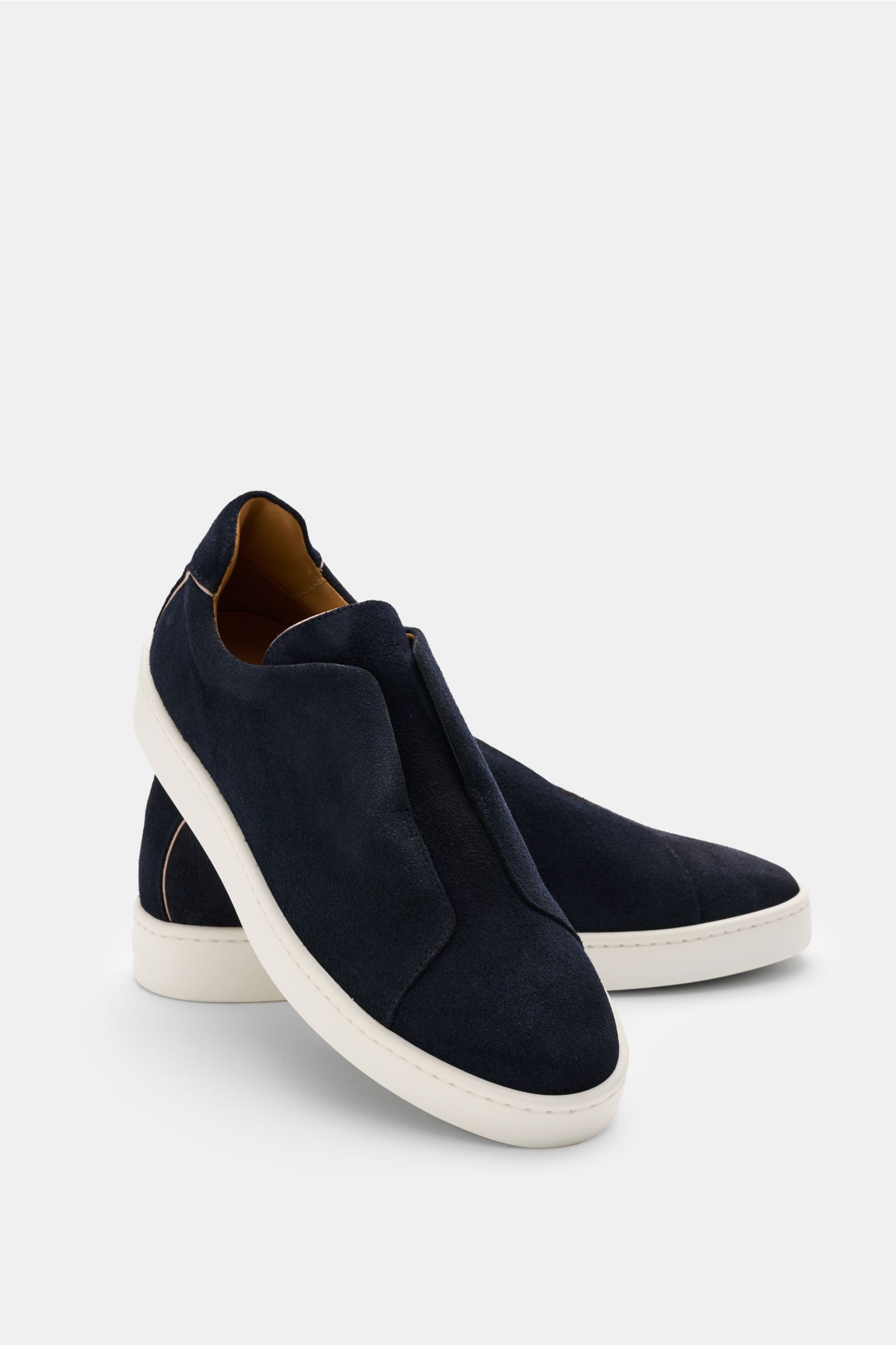 Aurélien Slip-on-Sneaker navy aus softem Veloursleder, runder Vorderkappe, elastischen Bändern, Lederfutter, flexibler Gummisohle, seitliche Perspektive.