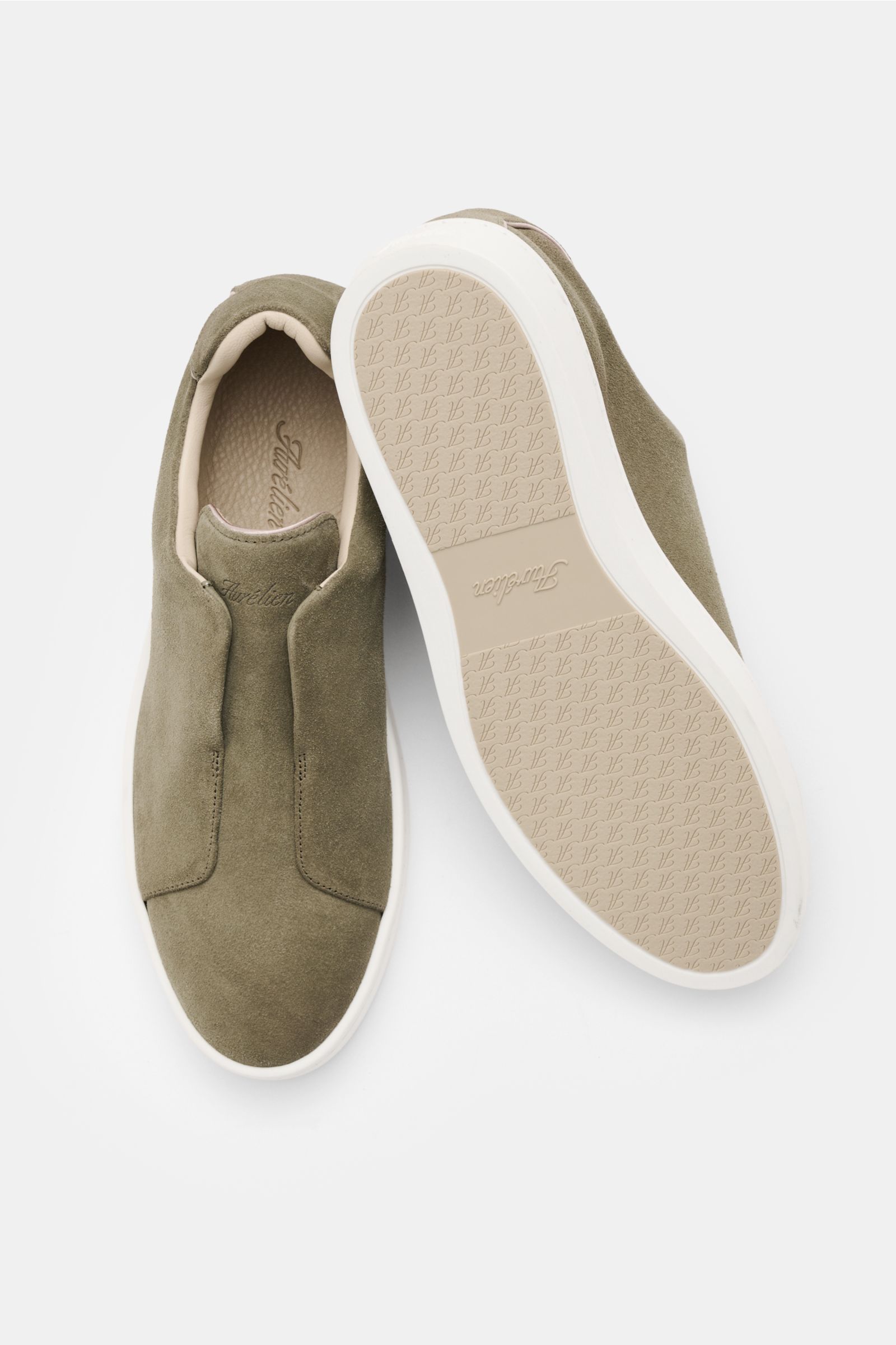 Aurélien Slip-on-Sneaker oliv aus weichem Veloursleder mit runder Vorderkappe, elastischen Bändern, gepolstertem Schaftrand, Lederfutter, flexibler Gummisohle, photographed von oben.