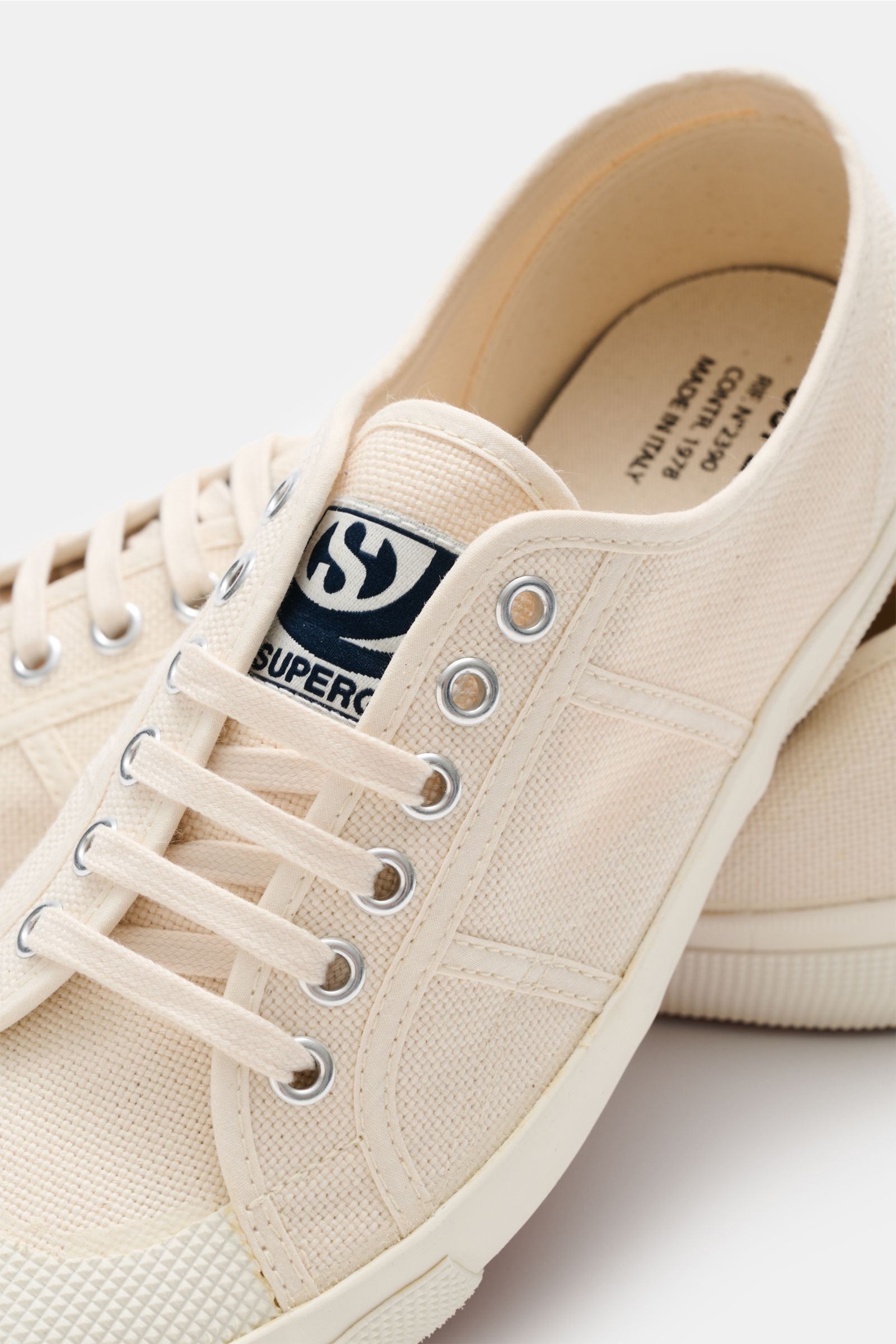Superga Sneaker 'Militaire Re-Edition' creme/offwhite in Nahaufnahme von oben, Canvas, runde Vorderkappe, sechs Loch Schnürung, Textil-Logo, flexible Sohle, Made in Italy.