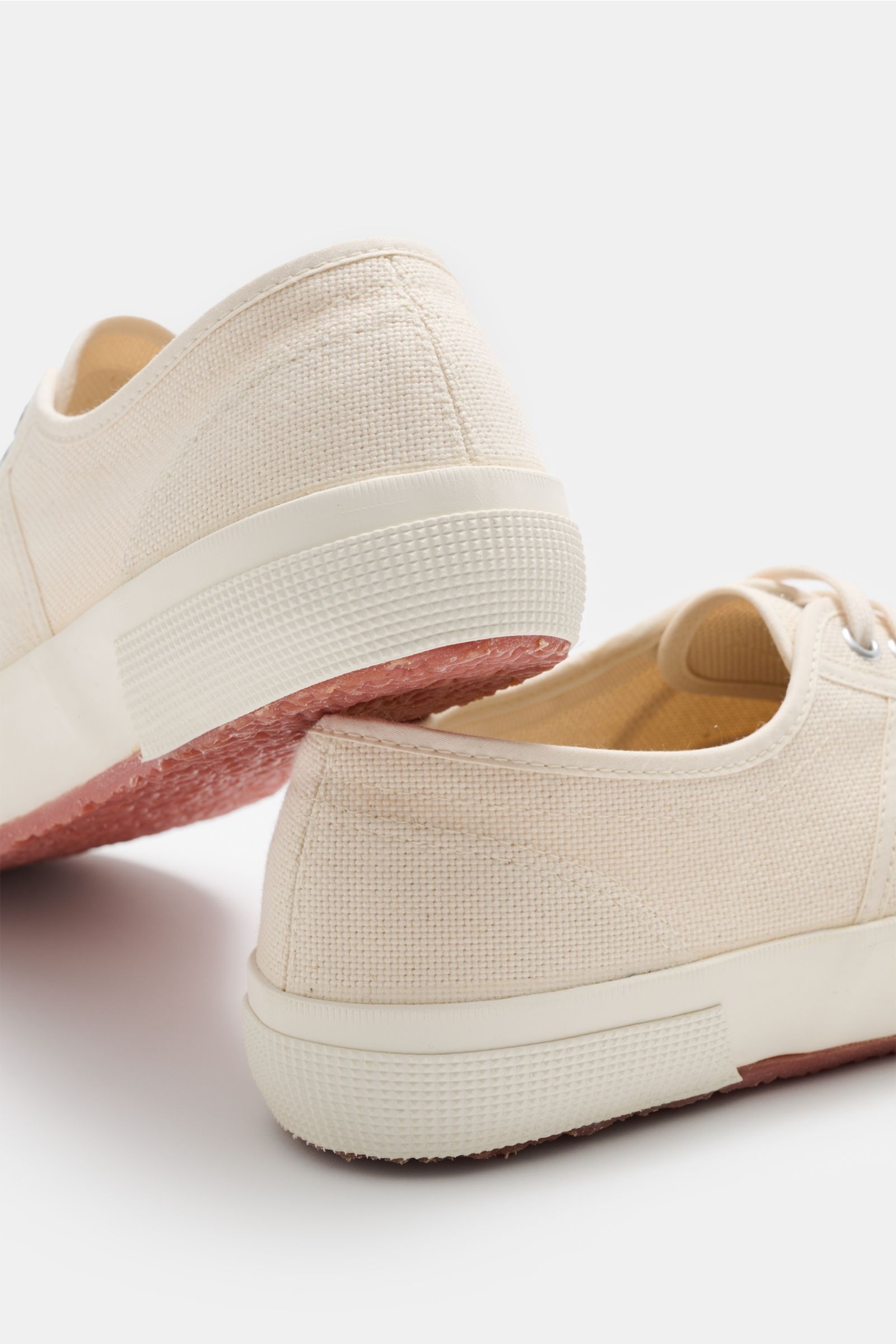Superga Sneaker 'Militaire Re-Edition' creme/offwhite, Detailaufnahme von hinten, Canvas, runde Vorderkappe, sechs-Loch-Schnürung, flexible Naturkautschuksohle, Made in Italy, authentischer Trainingsschuh neu interpretiert.