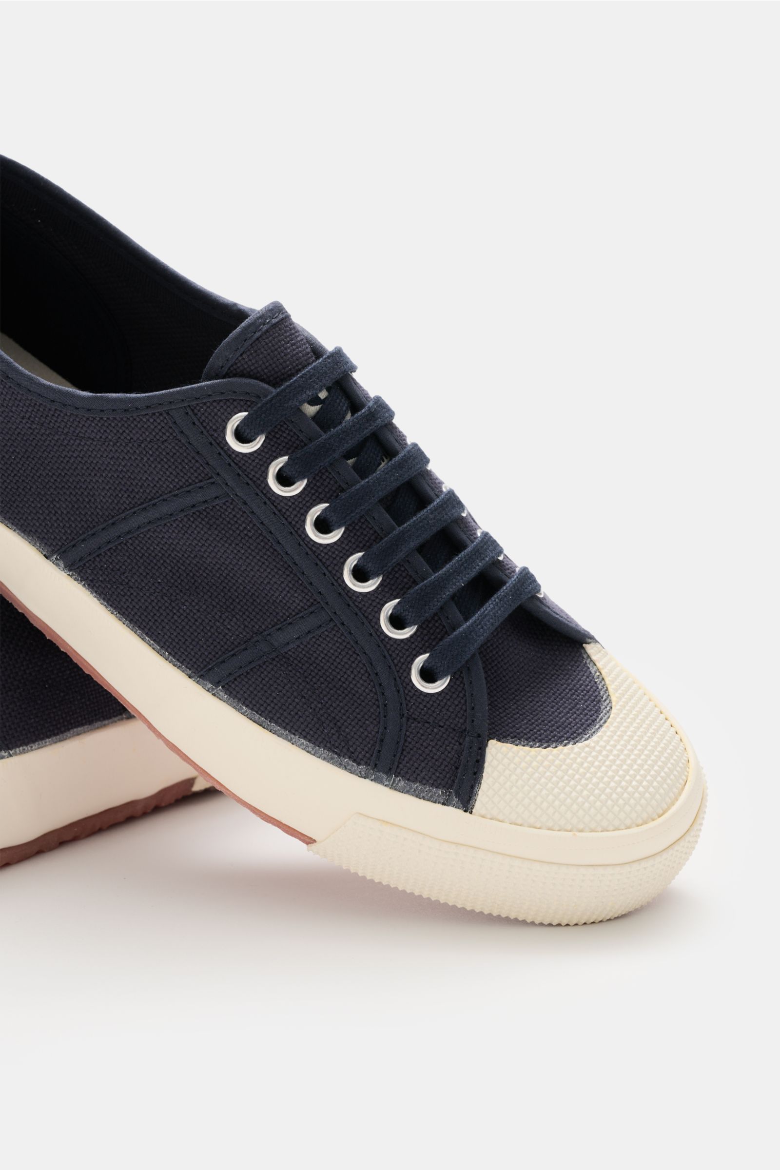 Close-up side and top view of Superga Sneaker 'Militaire' navy/offwhite with canvas cotton, round toe cap, six-hole lacing, and padded insole.