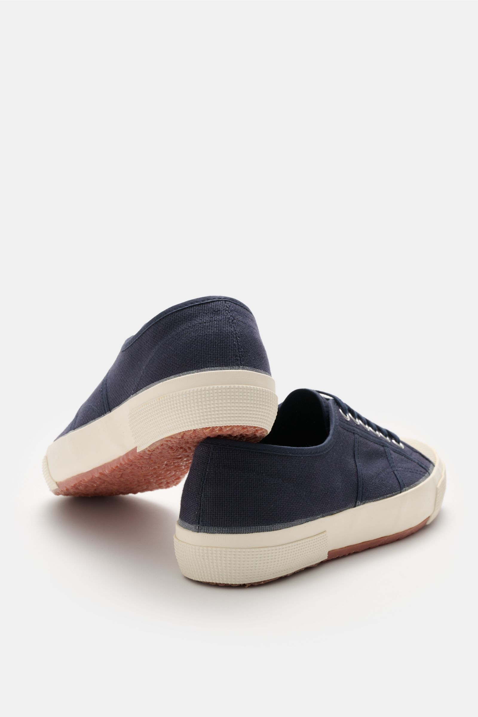 Rear and side view of Superga Sneaker 'Militaire' navy/offwhite, canvas with rubber sole, six-eyelet lacing, round toe cap, padded insole, and textile logo tab.