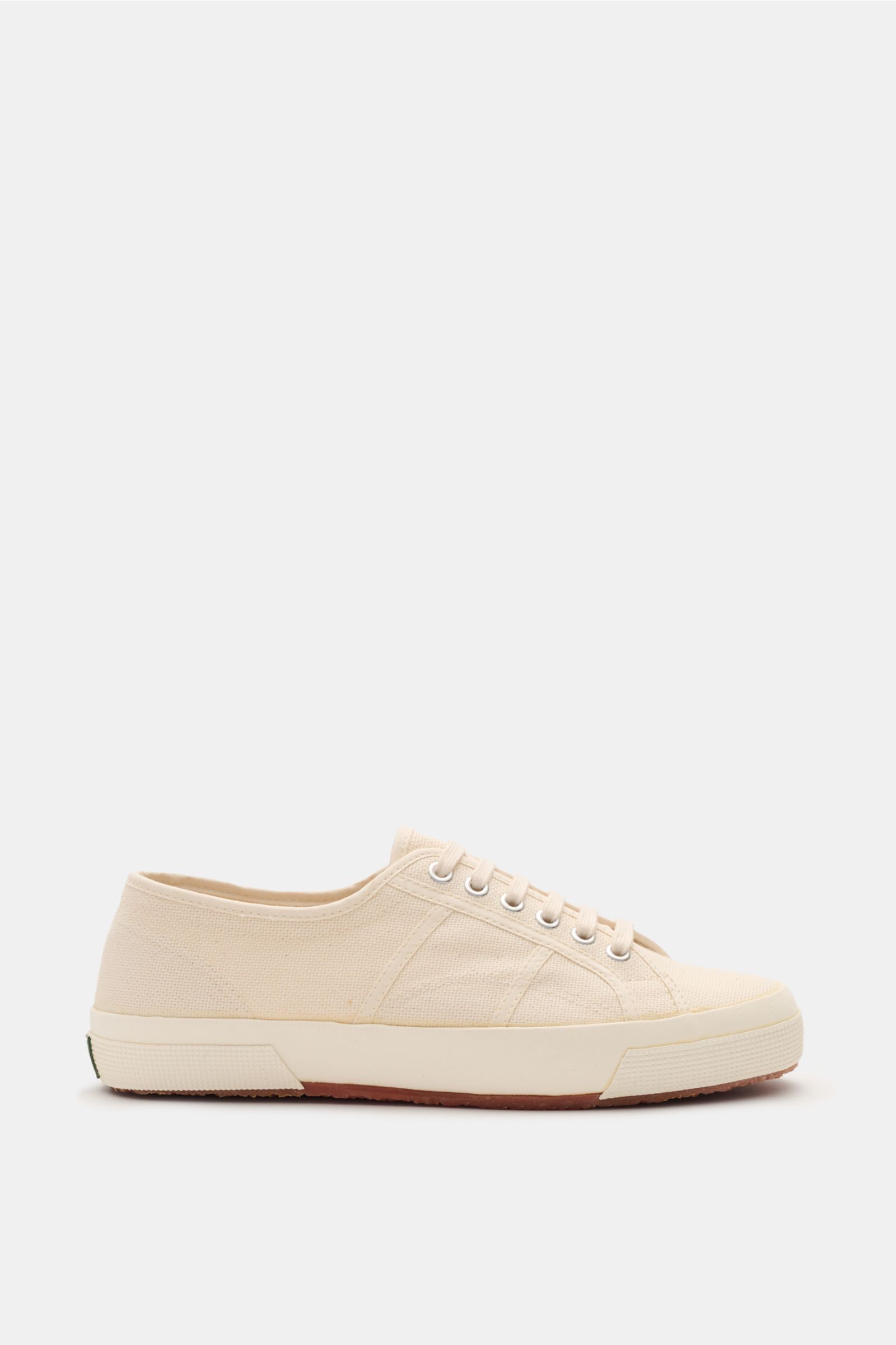 Superga Sneaker 'Cotu Classic' creme/offwhite seitlich im Profil, robustes Baumwoll-Canvas, sechs-Loch-Schnürung, Innenfutter Baumwolle, flexible Gummisohle.