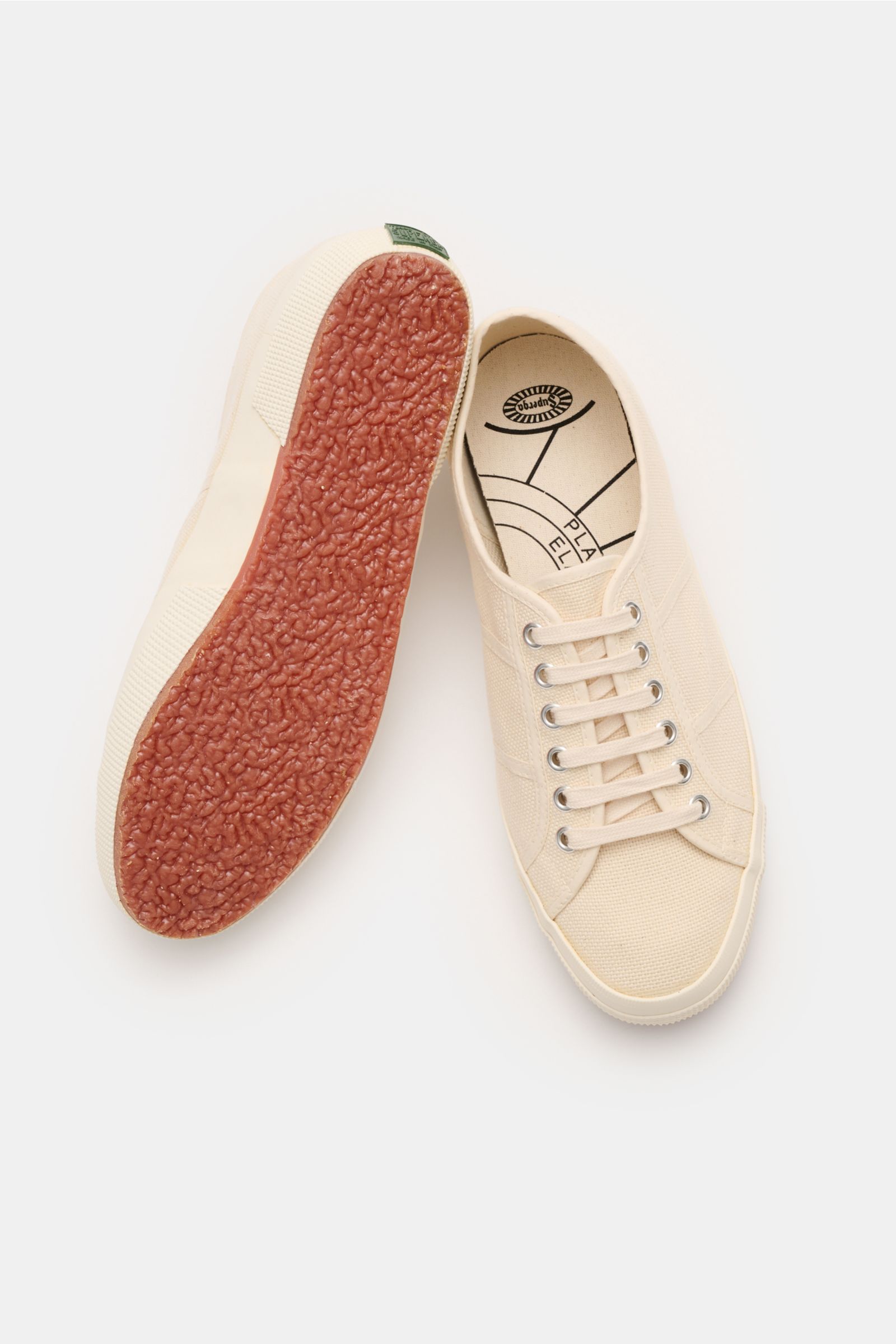 Superga Sneaker 'Cotu Classic' creme/offwhite, seitliche Draufsicht, robustes Canvas, sechs-Loch-Schnürung, Innenfutter Baumwolle, flexible Gummisohle.