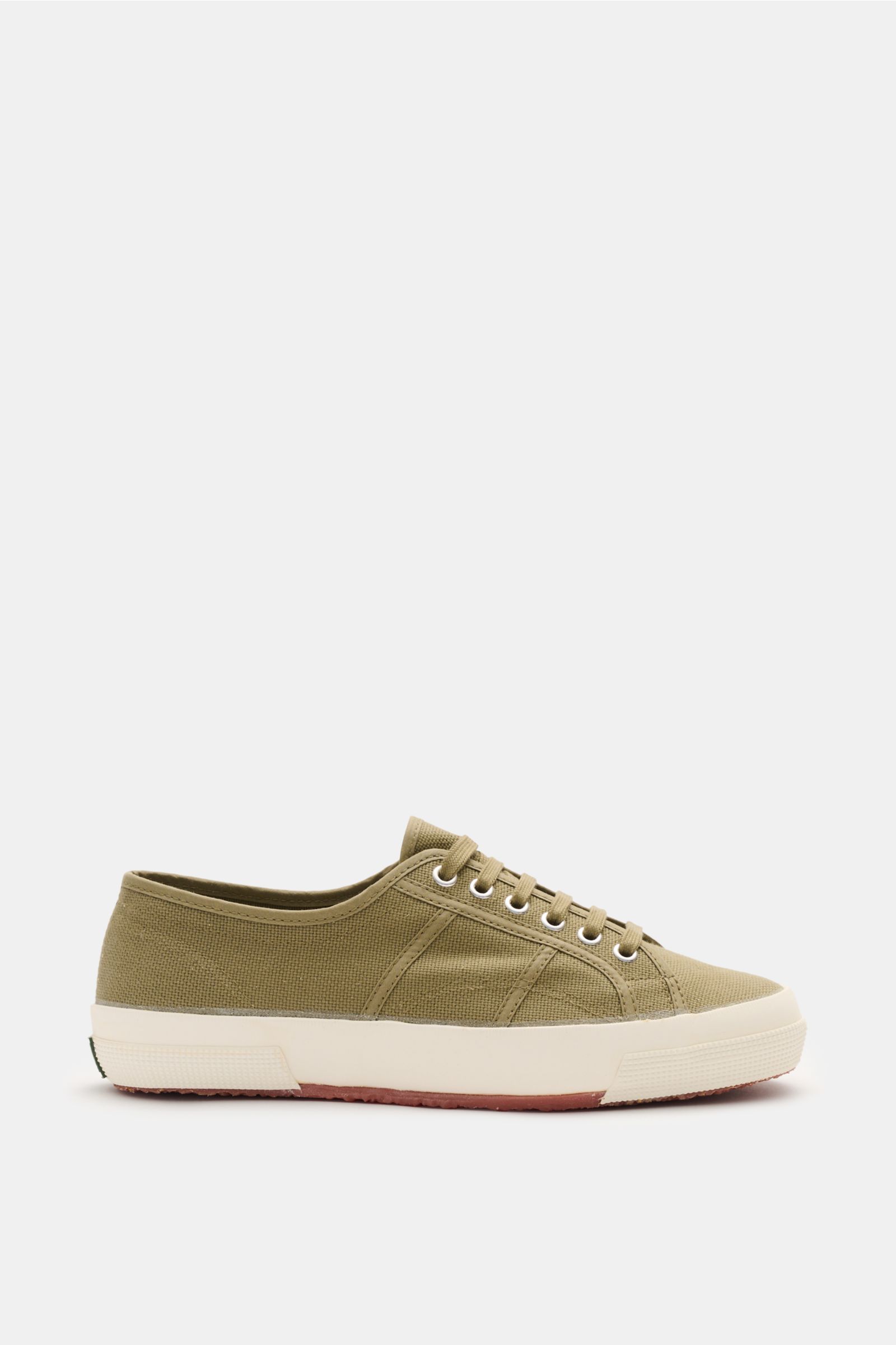 Superga Sneaker 'Cotu Classic' olive/offwhite seitlich fotografiert, robustes Baumwoll-Canvas, sechs-Loch-Schnürung, Innenfutter Baumwolle, flexible Gummisohle.