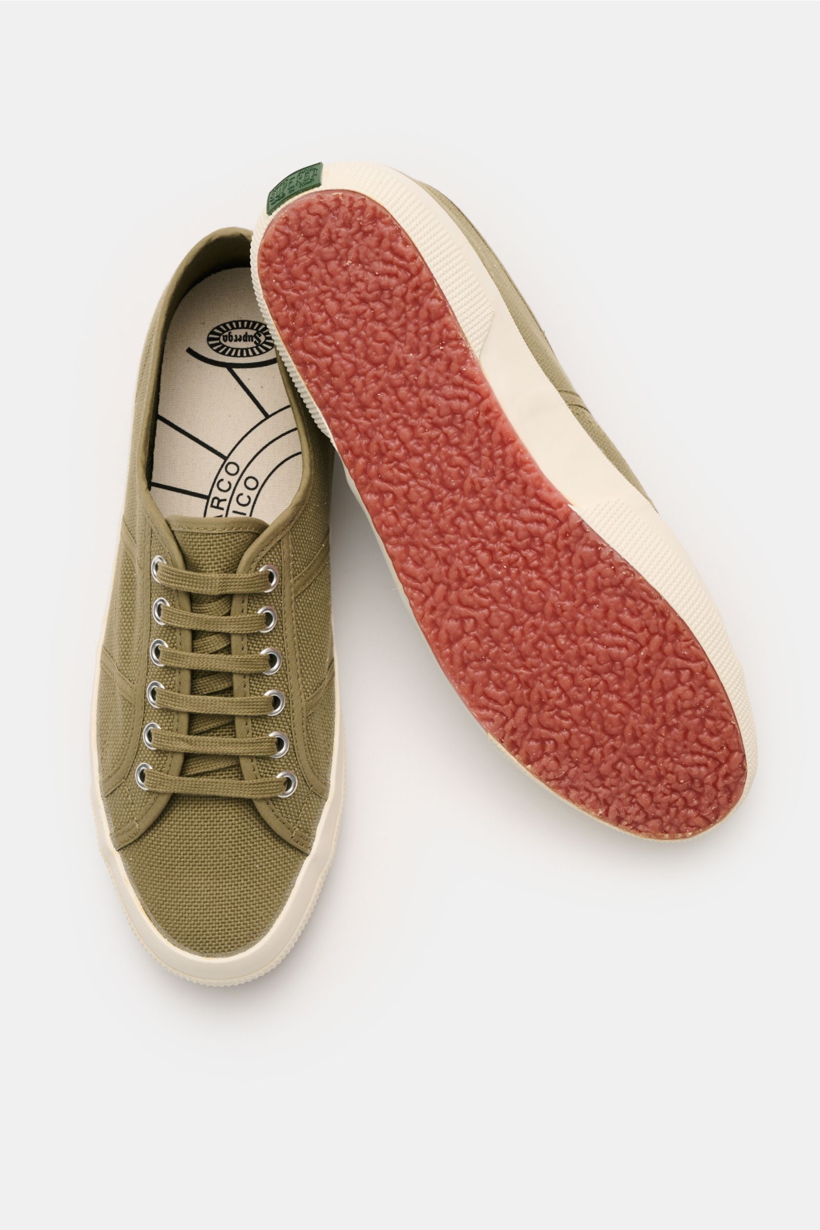 Superga Sneaker 'Cotu Classic' olive/offwhite, robustes Canvas, sechs Loch Schnürung, Baumwollfutter, flexible Gummisohle, von oben fotografiert.