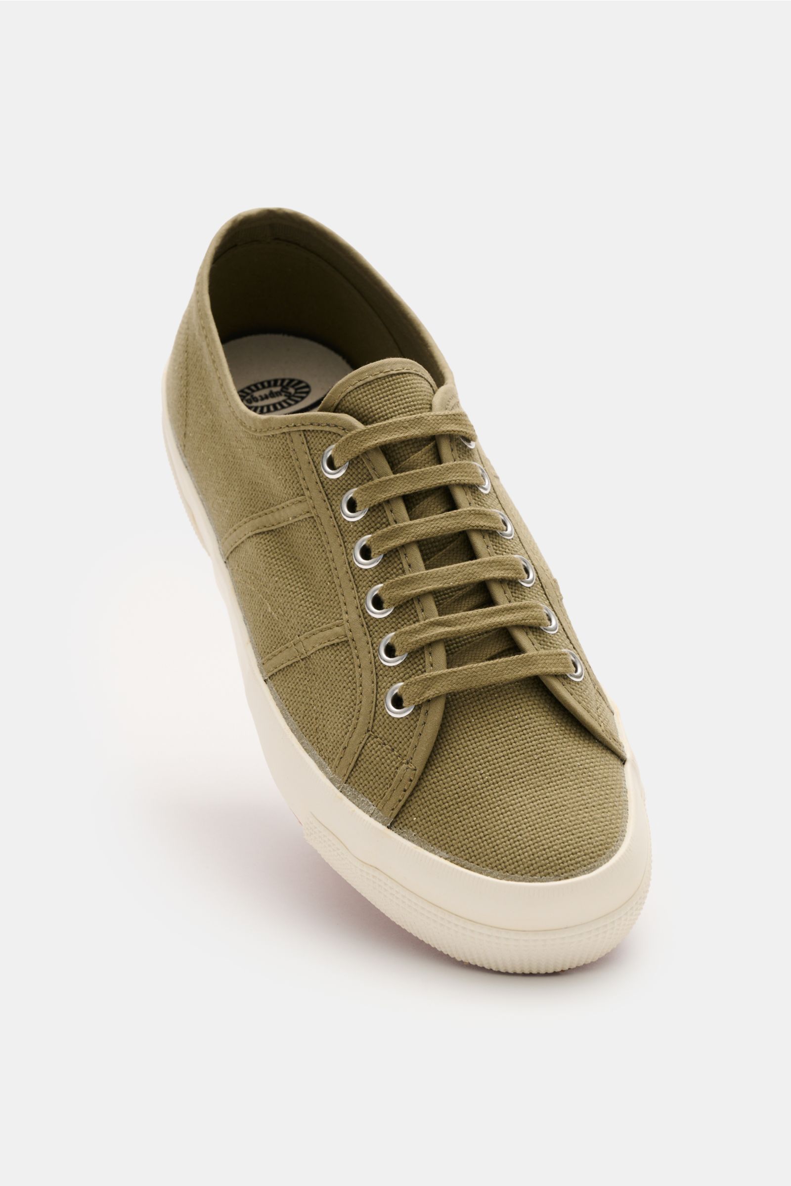  
Superga Sneaker 'Cotu Classic' olive/offwhite von schräg oben fotografiert, robuster Baumwoll-Canvas, sechs-Loch-Schnürung, flexible Gummisohle.