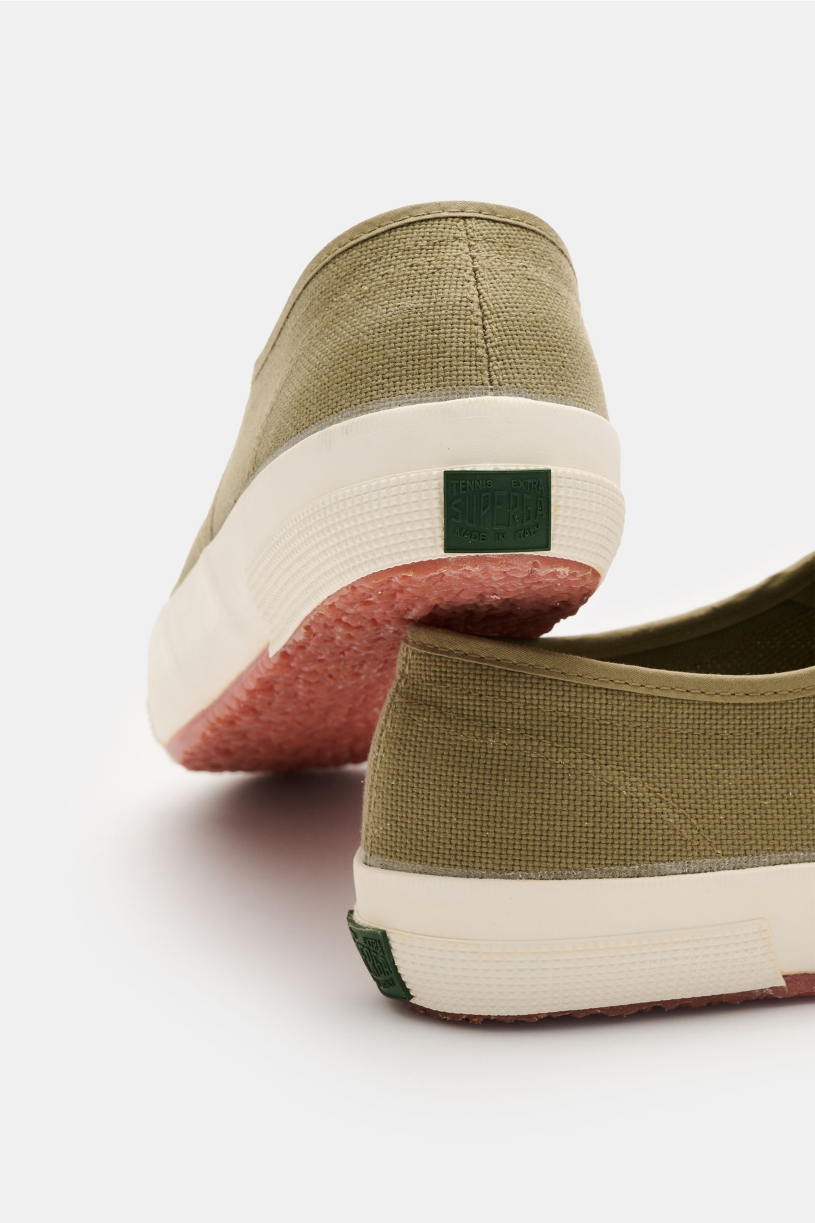 Superga Sneaker 'Cotu Classic' olive/offwhite, Rückansicht, robustes Baumwoll-Canvas, flexible Gummisohle, sechs Loch Schnürung, Innenfutter Baumwolle.