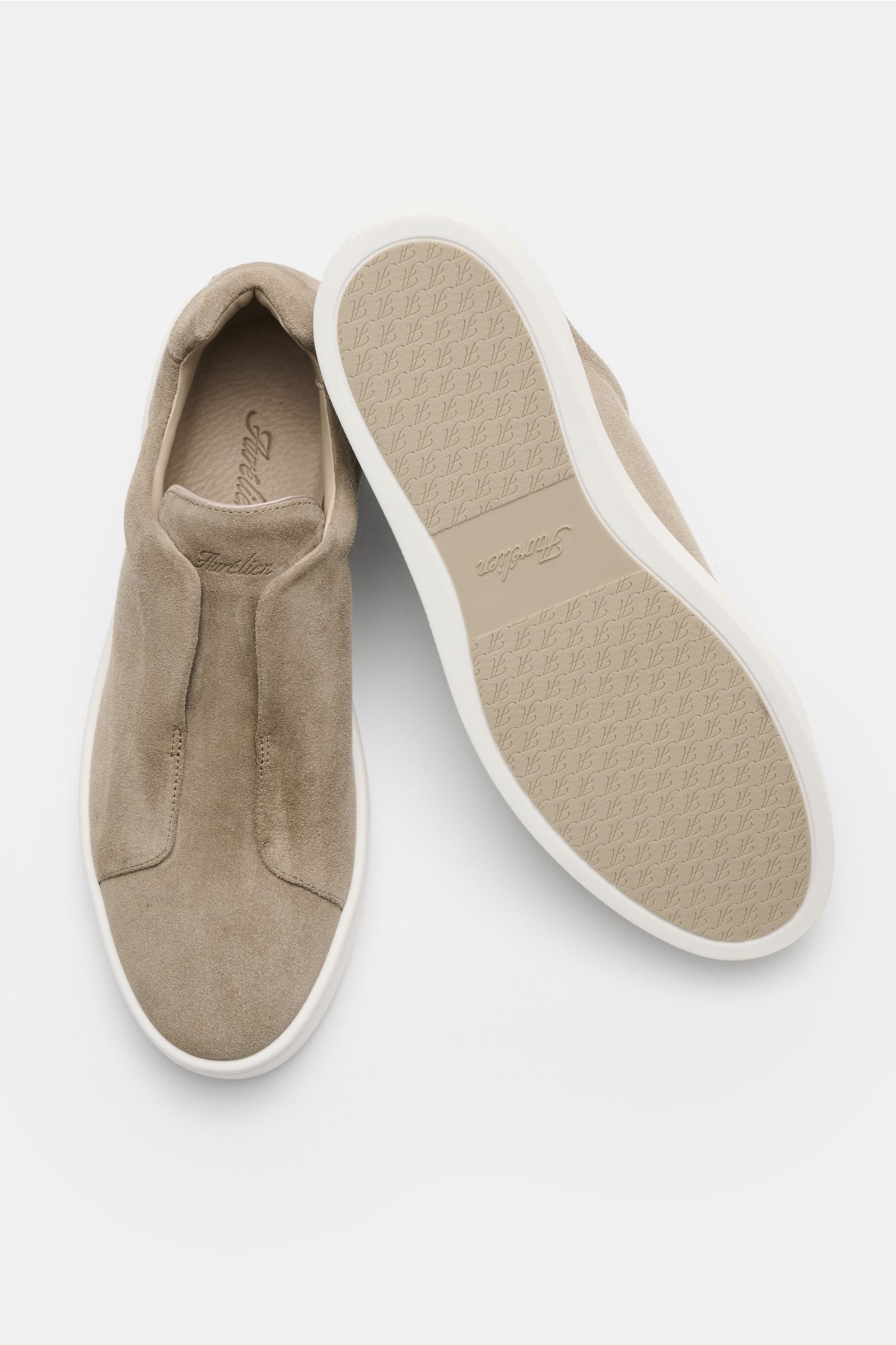 Aurélien Slip-on-Sneaker taupe aus softem Veloursleder, runder Vorderkappe, elastischen Bändern, gepolstertem Schaftrand, mit Sohle von oben fotografiert.