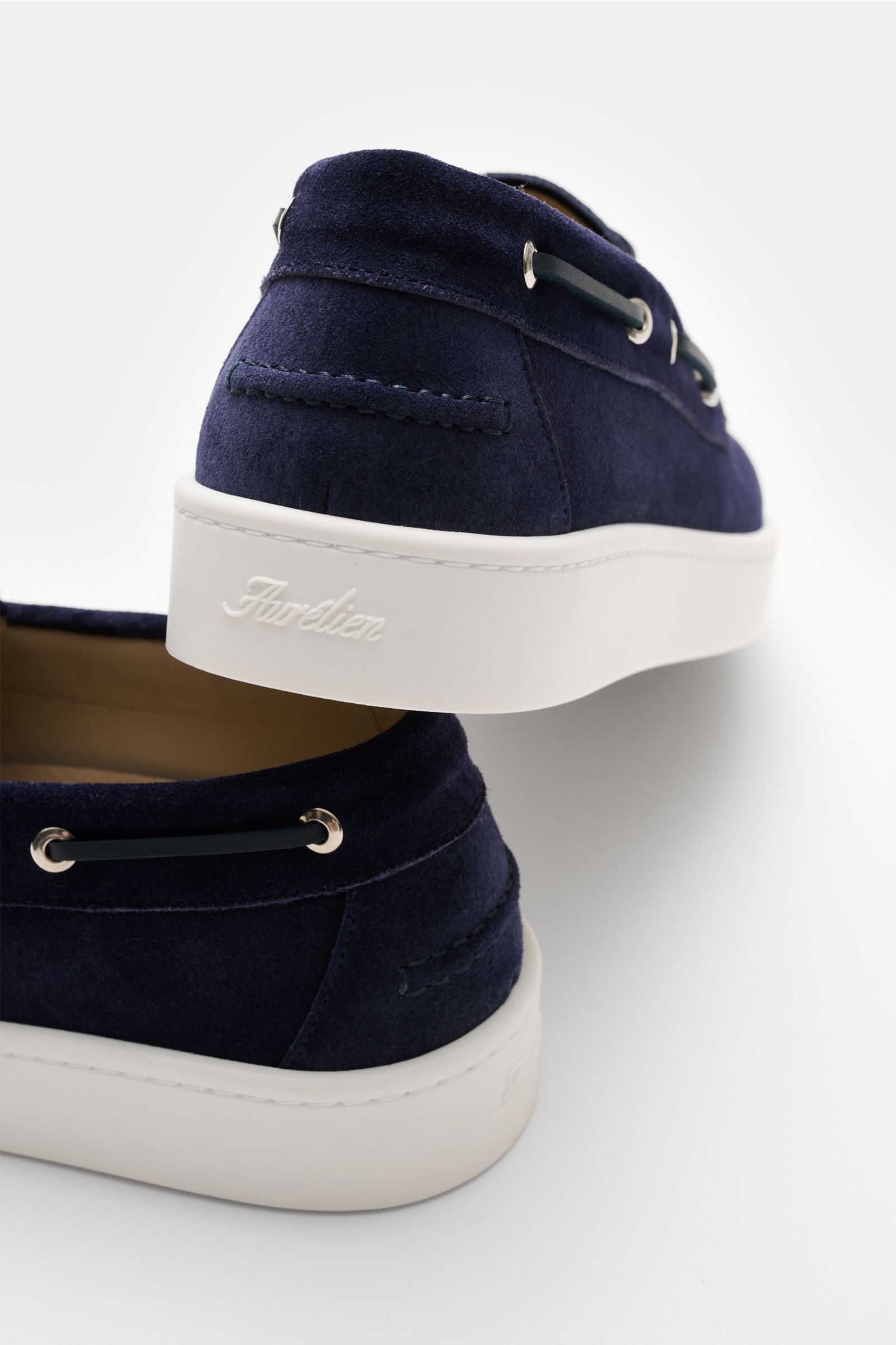 Aurélien Loafer 'Boat Sneaker' navy aus Veloursleder mit schmaler Silhouette, Naht, Lederfutter, Gummisohle, Rückansicht.