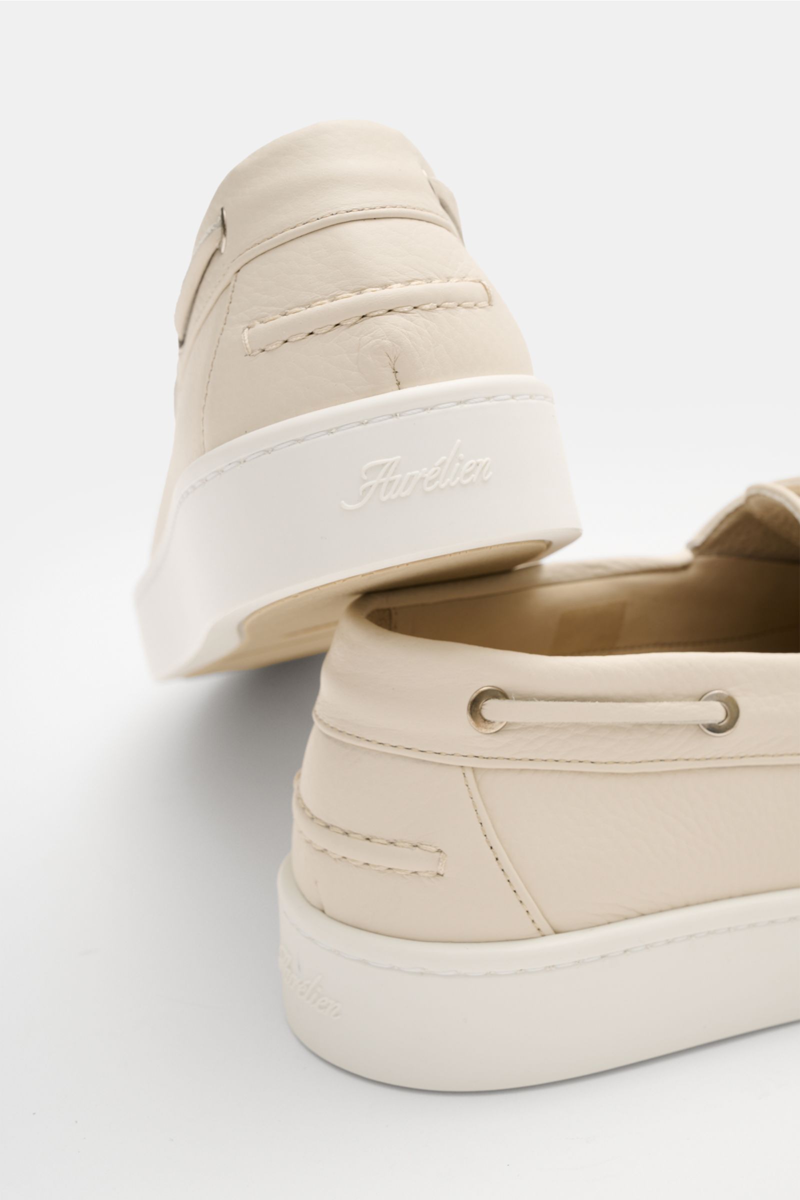 Aurélien Bootsschuh 'Boat Sneaker' creme in schmal zulaufender Silhouette, genarbtem Leder, Naht auf Vorderkappe, ledernem Futter, flexible Gummisohle, Rückansicht.