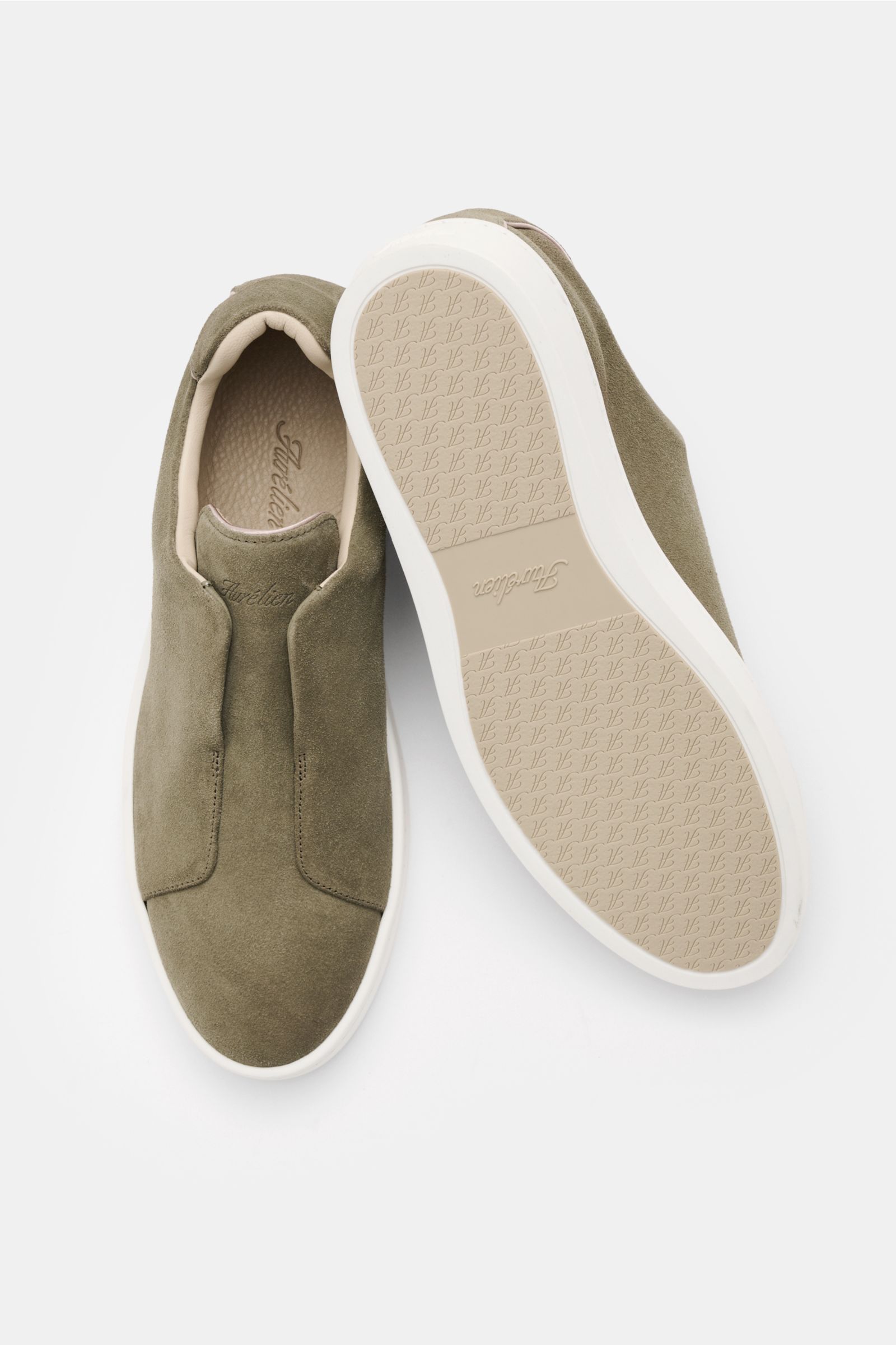 Top view of the Aurélien Slip-on-Sneaker oliv in soft olive suede with rounded toe, padded collar, elastic bands, leather lining, and flexible sole. Reinschlüpfen und loslaufen – nichts trifft besser auf den puristischen Slip-on-Sneaker von AURÉLIEN zu, d