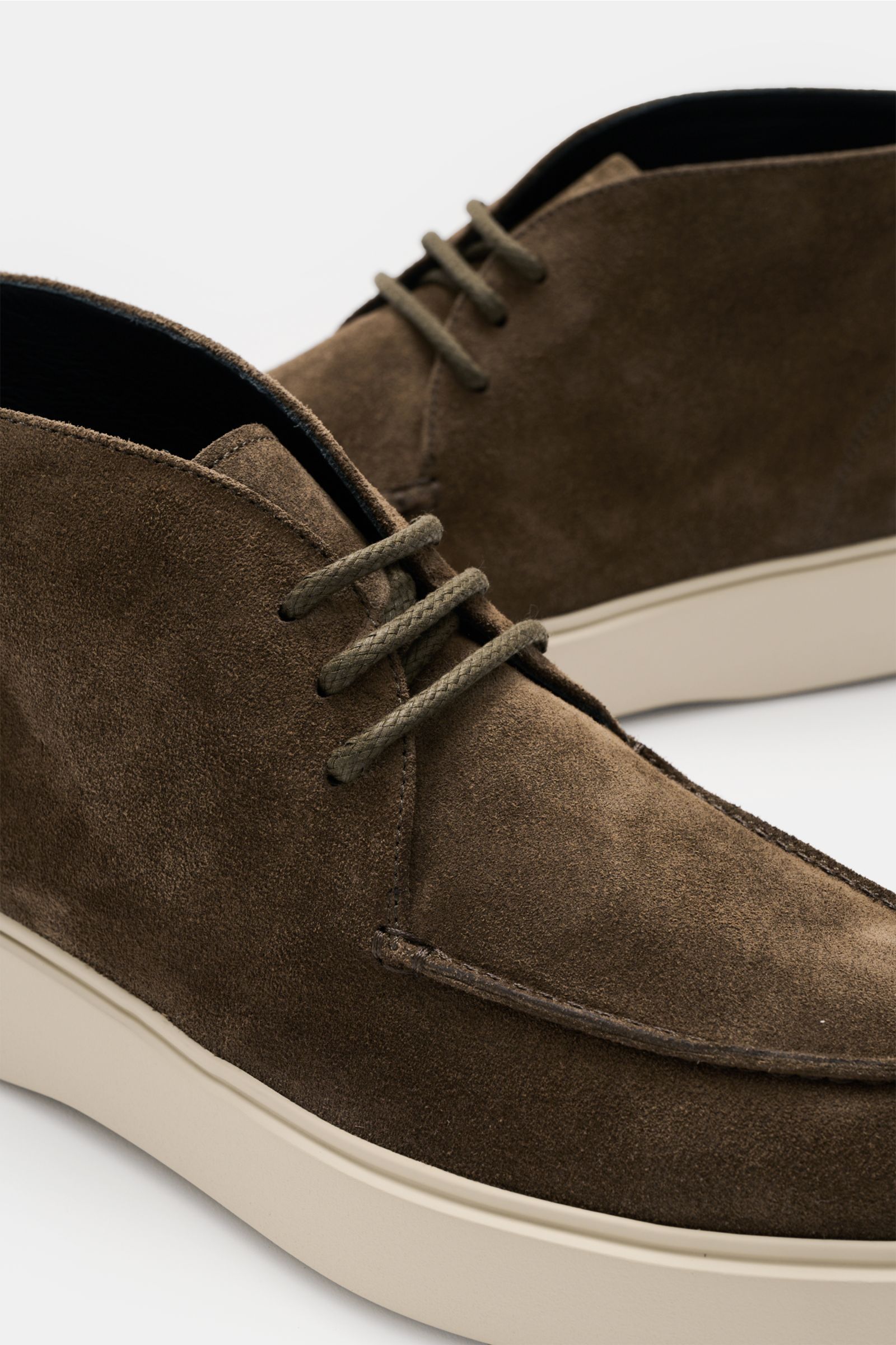 Officine Creative Desert Boot 'Frame 002' oliv in edles Veloursleder, photographed close-up from side front with schmal zulaufende Silhouette, Drei-Loch-Schnürung, typische Grosgrain-Anziehschlaufe, ledernes Innenfutter, and Laufsohle aus leichtem Kautsch