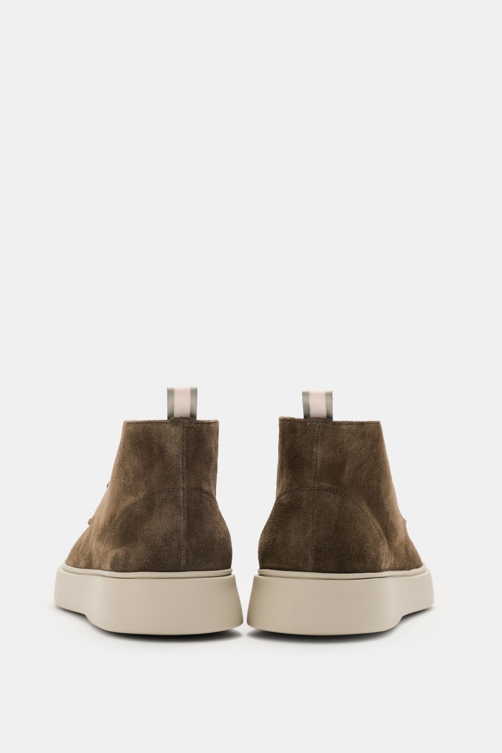 Officine Creative Desert Boot 'Frame 002' oliv shown from the back, featuring edles Veloursleder, schmal zulaufende Silhouette, Drei-Loch-Schnürung, typische Grosgrain-Anziehschlaufe, ledernes Innenfutter, and Laufsohle aus leichtem Kautschuk.