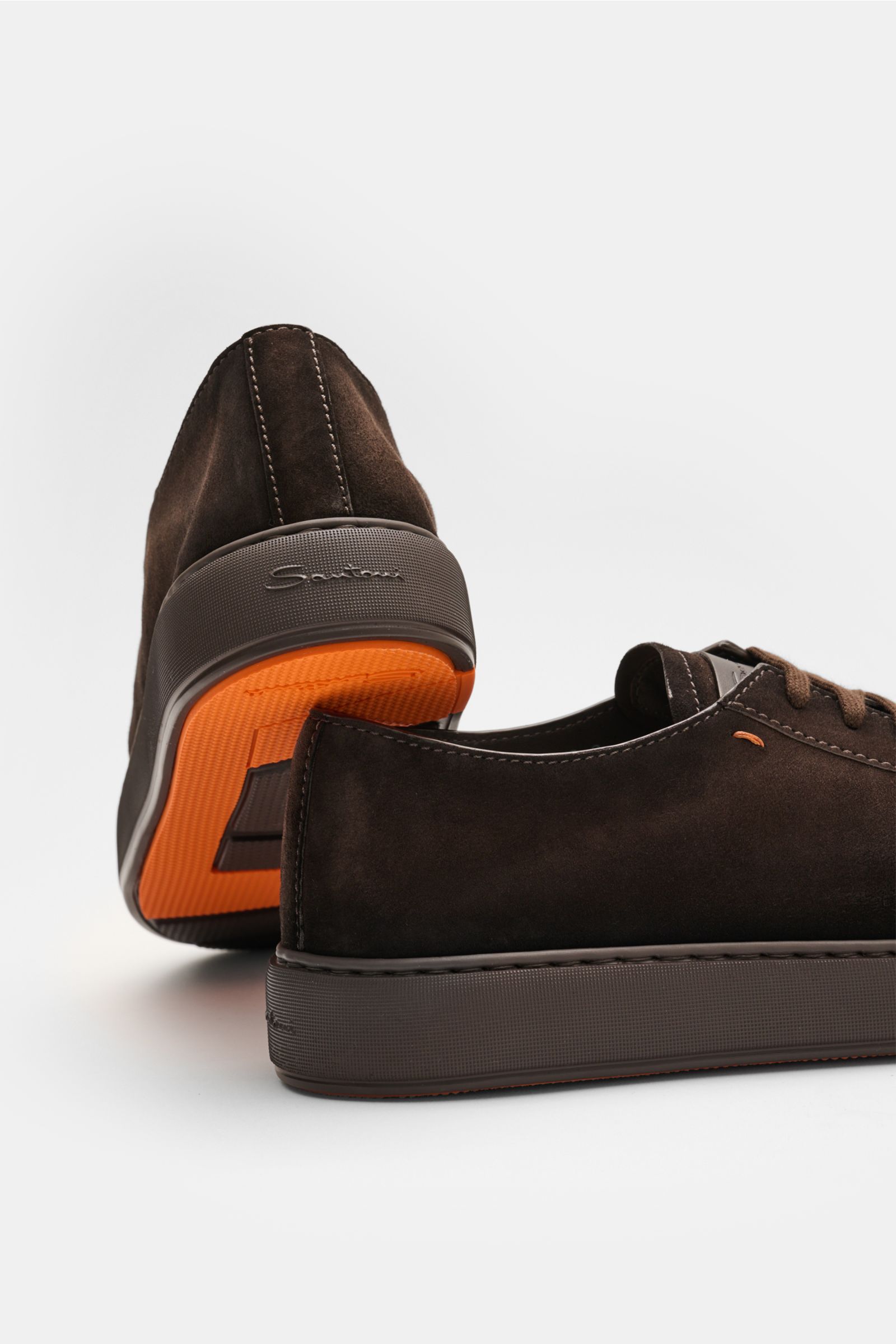 Santoni Sneaker 'Clean Icon' dunkelbraun aus feinem Veloursleder, runde Form, sieben-Loch-Schnürung, Logo-Patch seitlich, leichte Kautschuksohle, Rückansicht mit Sohlenprofil.