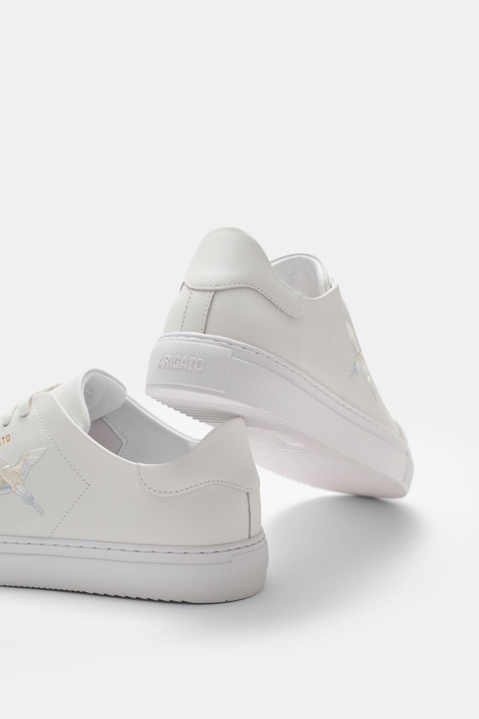 Axel Arigato Sneaker 'Clean 90' weiß aus edlem Glattleder, mit Kolibri-Stickerei, Veloursleder-Overlay, runder Vorderkappe, flexible Gummisohle, seitlich und von hinten fotografiert.