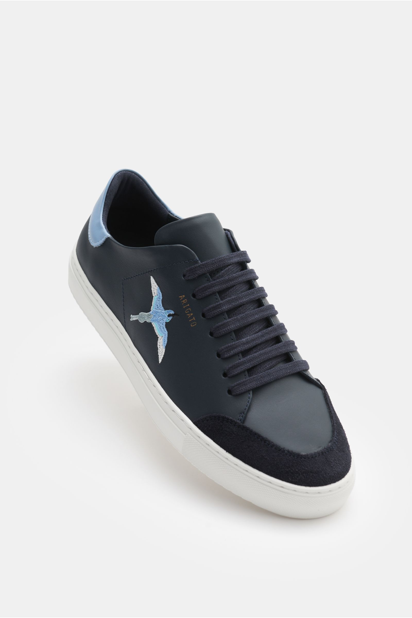 Axel Arigato Sneaker 'Clean 90' navy aus edlem Glattleder mit Kolibri-Stickerei, Veloursleder-Overlay, runder Spitze, flexiblem Gummisohle, von oben schräg fotografiert.