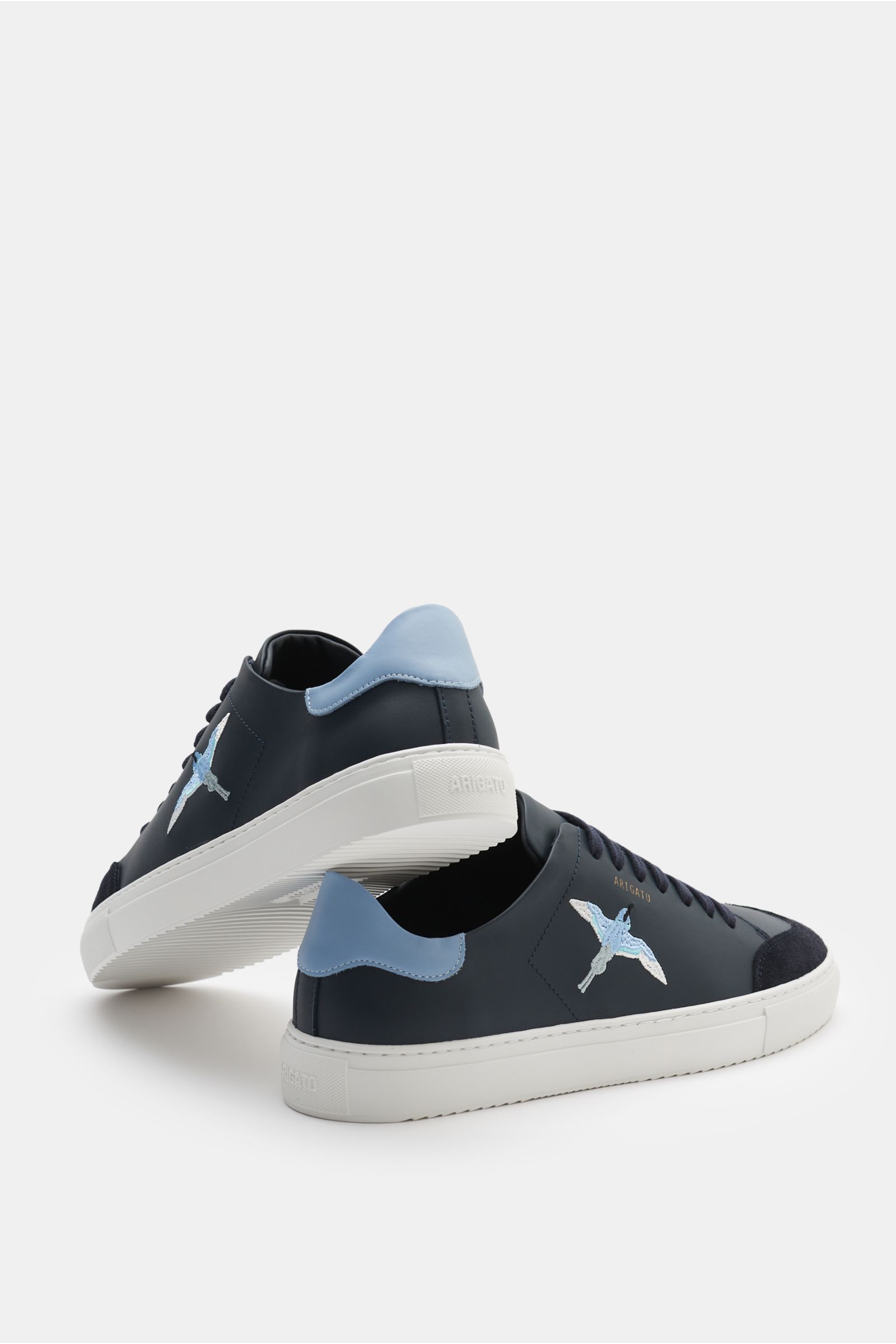 Axel Arigato Sneaker 'Clean 90' navy aus edlem Glattleder mit Kolibri-Stickerei, Velours-Overlay, goldfarbener Prägung, runder Kappe, flexiblem Profil, Ansicht von hinten schräg oben.