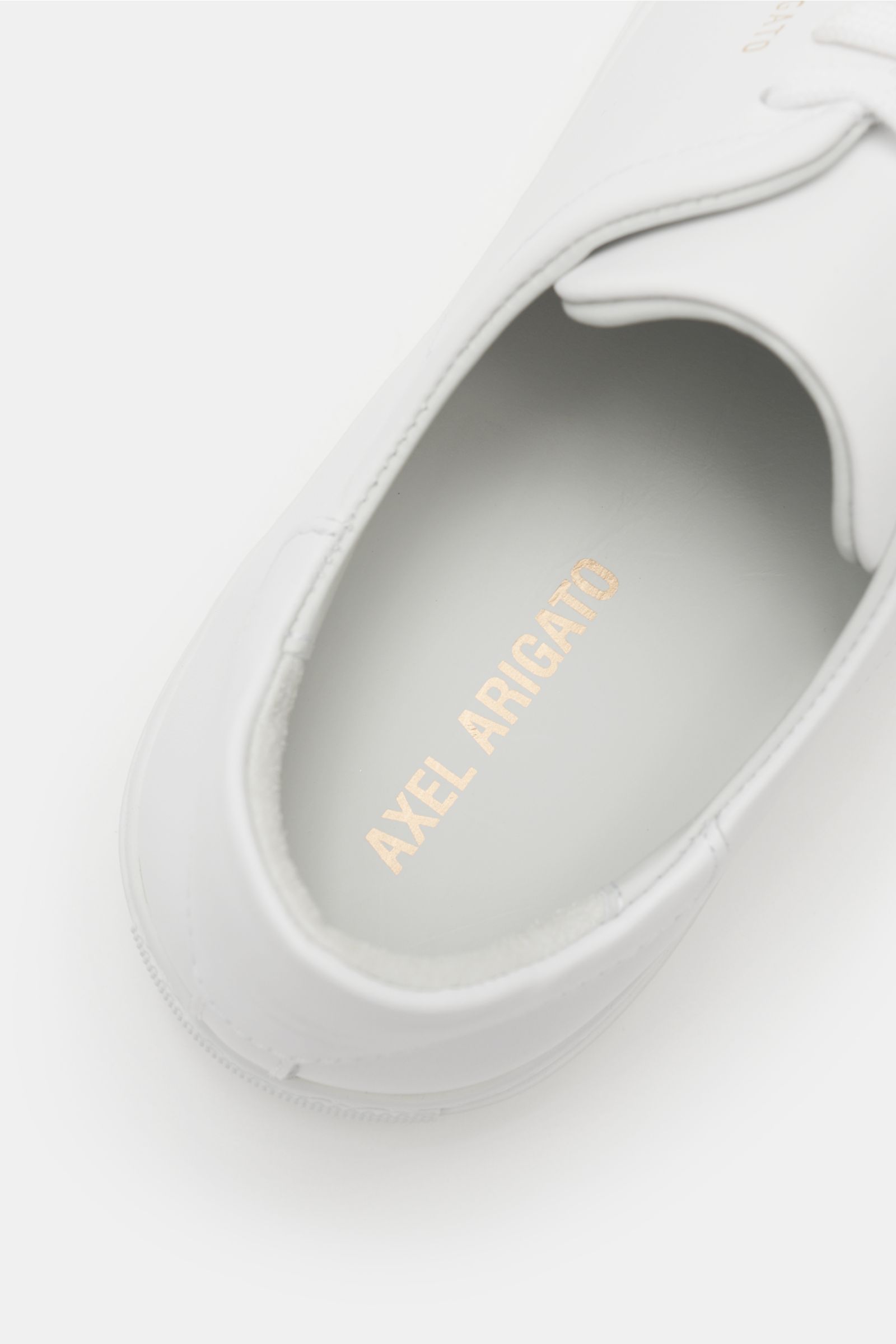 Axel Arigato Sneaker 'Clean 90' weiß, Detailaufnahme von oben, Glattleder, gepolsterter Schaftrand, goldfarbene Prägung innen.