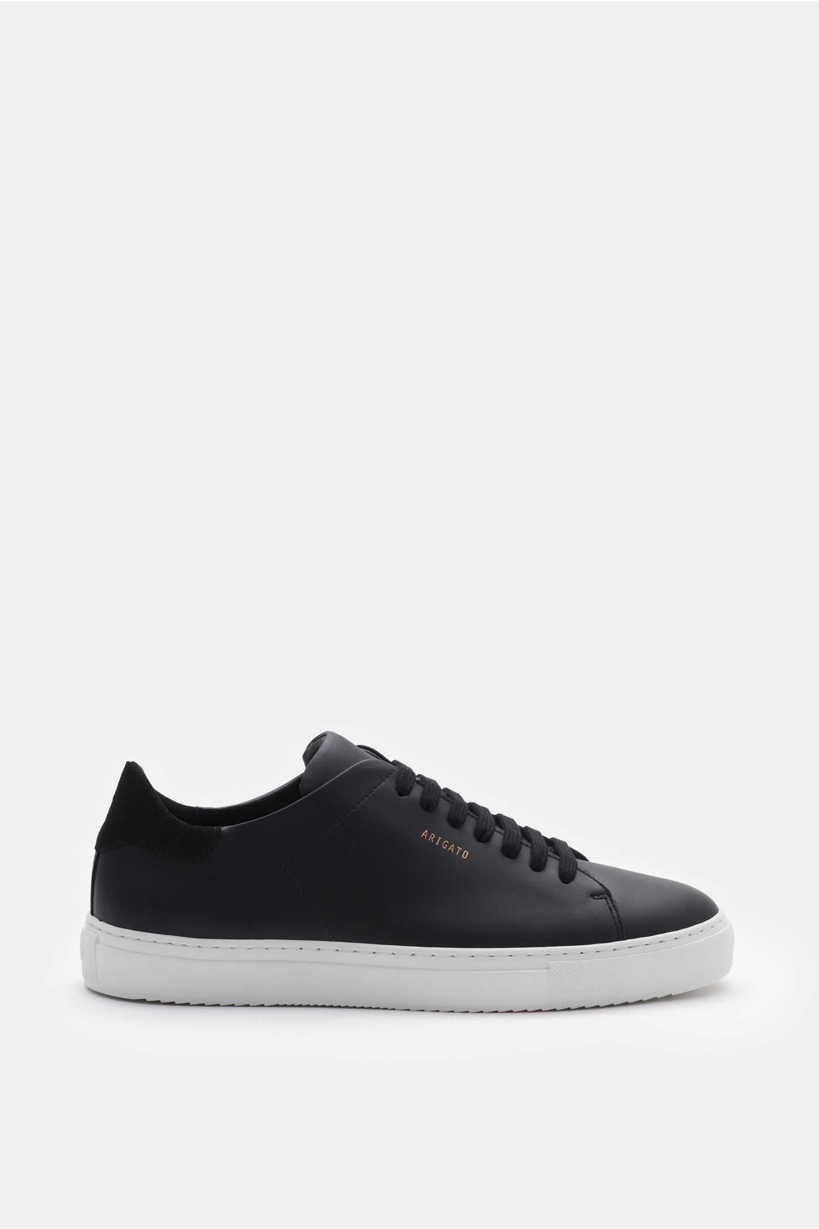 Axel Arigato Sneaker 'Clean 90' schwarz, seitliche Ansicht, puristisches Glattleder mit Veloursleder-Detail, runde Kappe, Sieben-Loch-Schnürung, goldfarbene Prägung, gepolsterter Schaftrand, Lederinnenfutter, flexible Gummisohle.