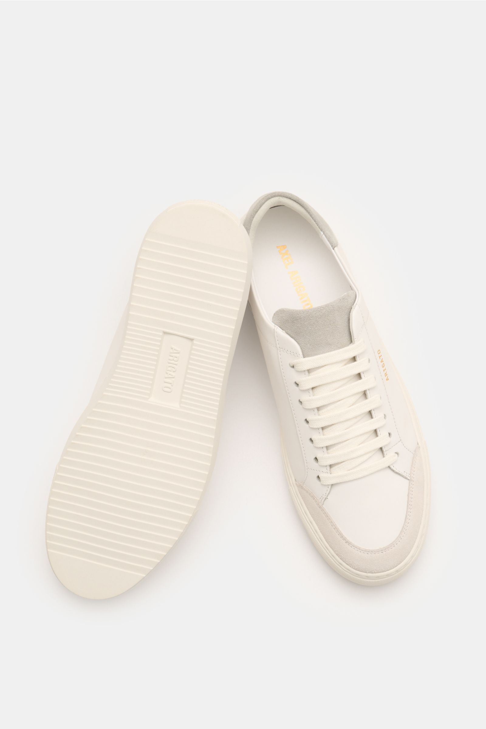 Axel Arigato Sneaker 'Clean 90' weiß, von oben fotografiert, mit Glattleder, Veloursleder-Overlays, runder Kappe, Sieben-Loch-Schnürung, goldfarbener Prägung, gepolstertem Schaftrand, Lederfutter und flexibler Sohle.