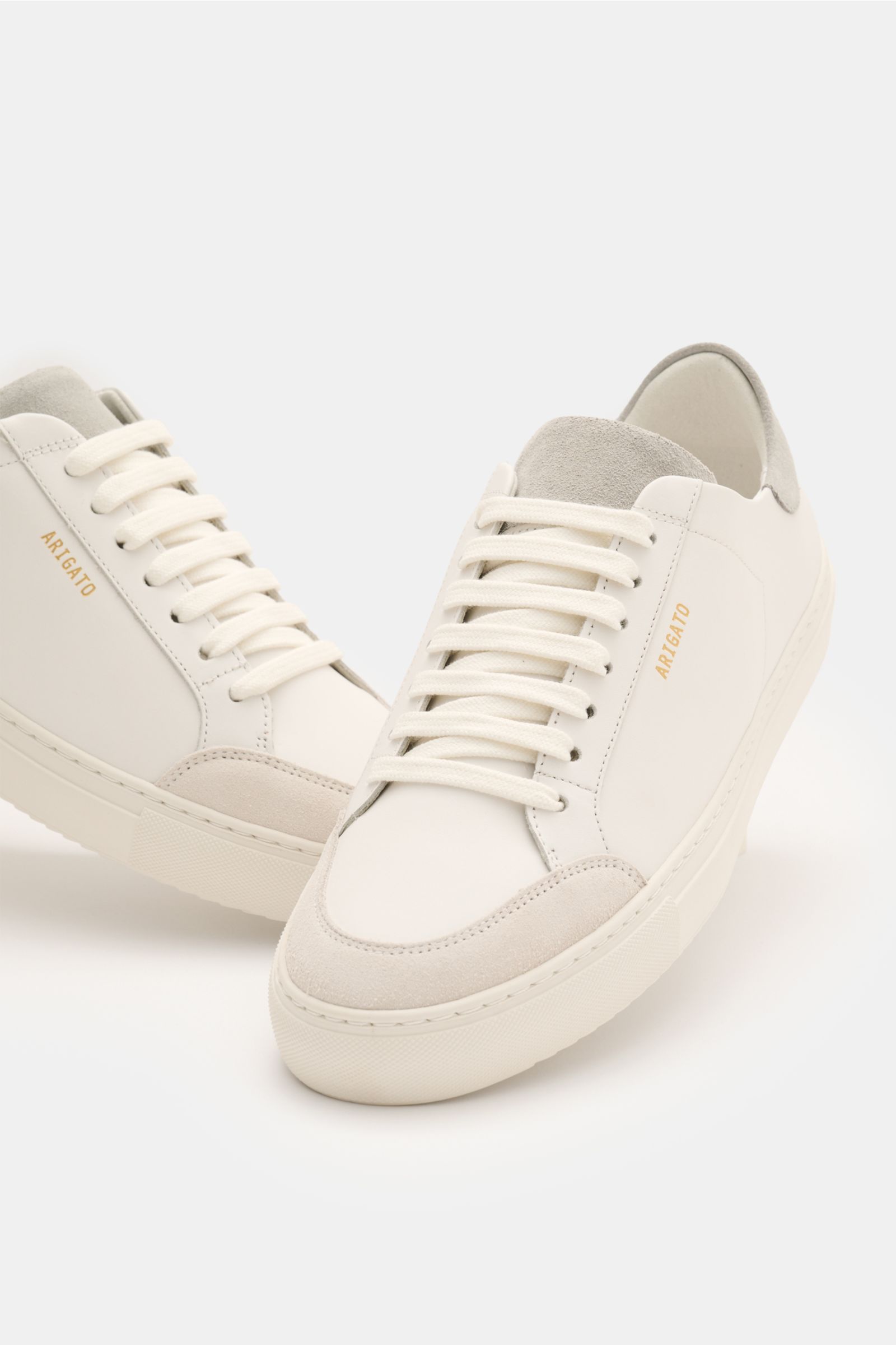 Axel Arigato Sneaker 'Clean 90' weiß, Front- und Seitenansicht, Glattleder mit Veloursleder-Overlays, goldfarbene Prägung, runde Kappe, sieben Loch Schnürung.