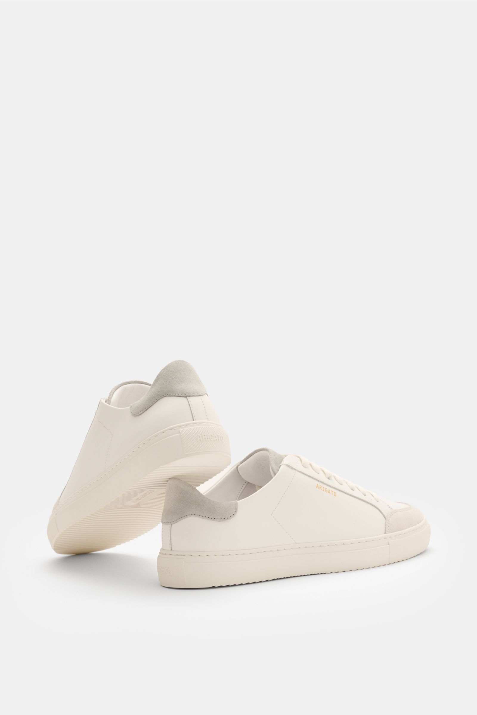 Axel Arigato Sneaker 'Clean 90' weiß aus Glattleder und Velours, runde Kappe, Sieben-Loch-Schnürung, von schräg hinten fotografiert.