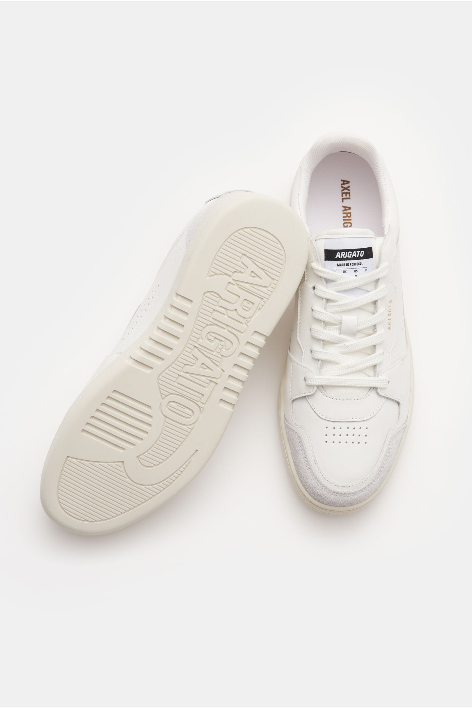 Axel Arigato Sneaker 'Dice Lo' weiß, seitlich oben fotografiert, Glattleder mit Nubuk, perforierte Spitze, flexible Gummisohle, gepolstert.