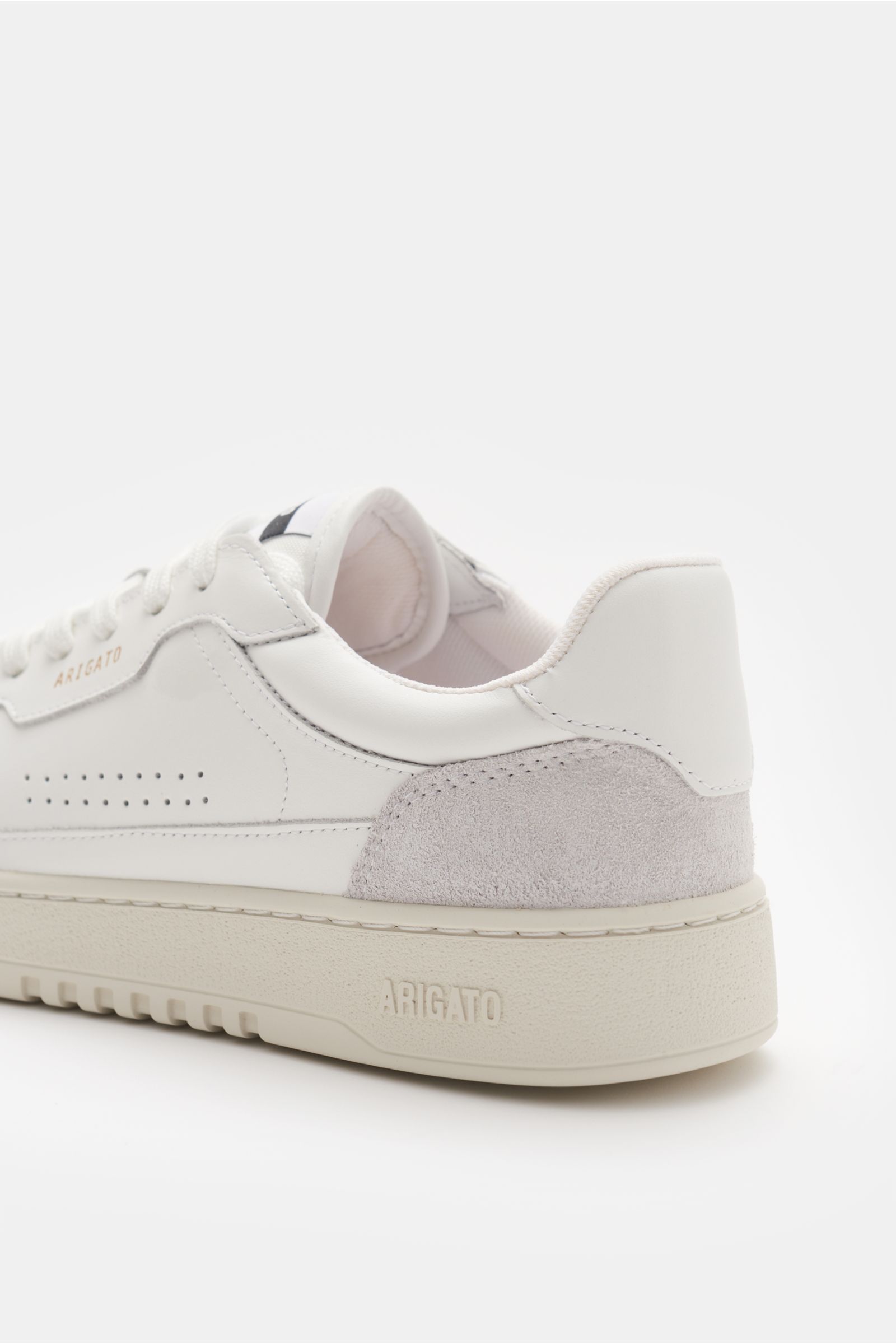 Axel Arigato Sneaker 'Dice Lo' weiß, seitliche Nahaufnahme von hinten, Glattleder, Nubuk-Overlays, gepolsterter Schaftrand, flexible Gummisohle.