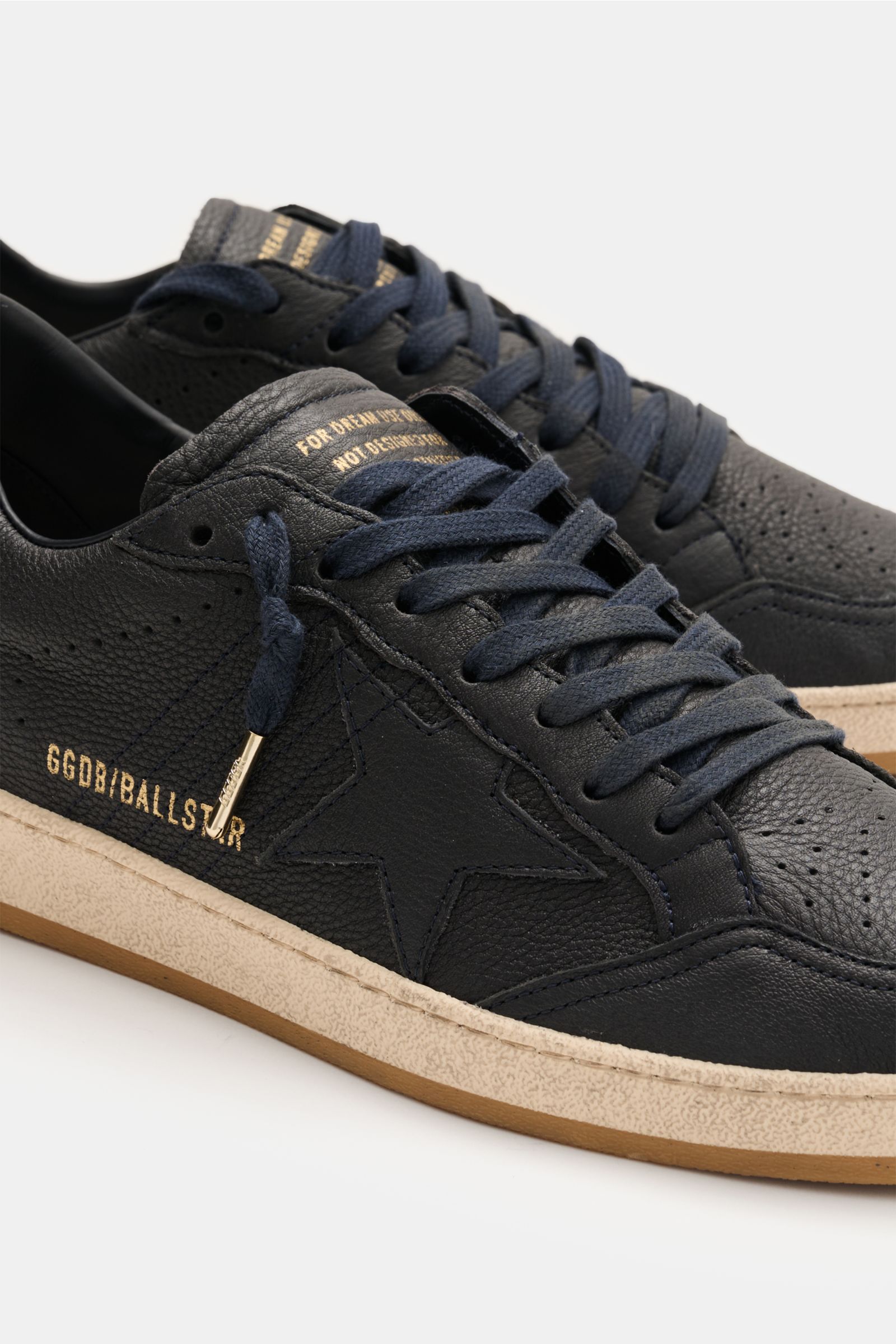 Golden Goose Sneaker 'Ball Star' dark navy/sand, Nahaufnahme seitlich oben, Vintage-Finish, Nappaleder, Leder-Overlays, Stern, Used-Optik, schmale Silhouette.