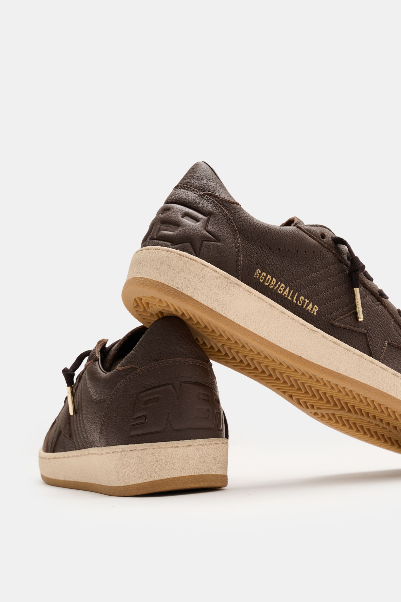 Golden Goose Sneaker 'Ball Star' dark brown/sand, vintage-look, feines Nappaleder, Stern, Used-Optik, seitliche Goldschrift, von hinten seitlich fotografiert.